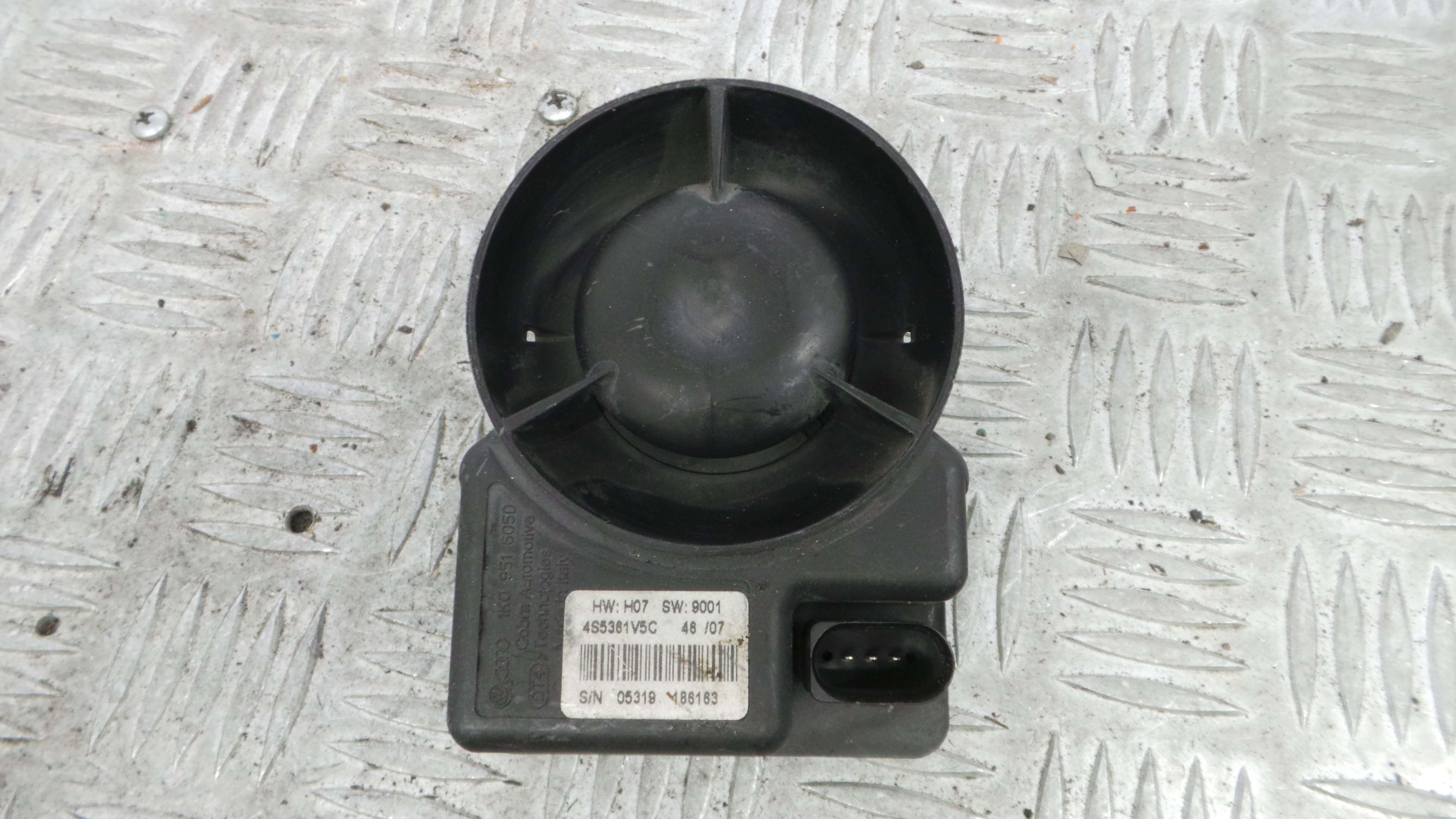 Buzina 1K0951605D - VW GOLF V (1K1)-36439538 Buzina 1K0951605D - VW GOLF V (1K1)-36439538