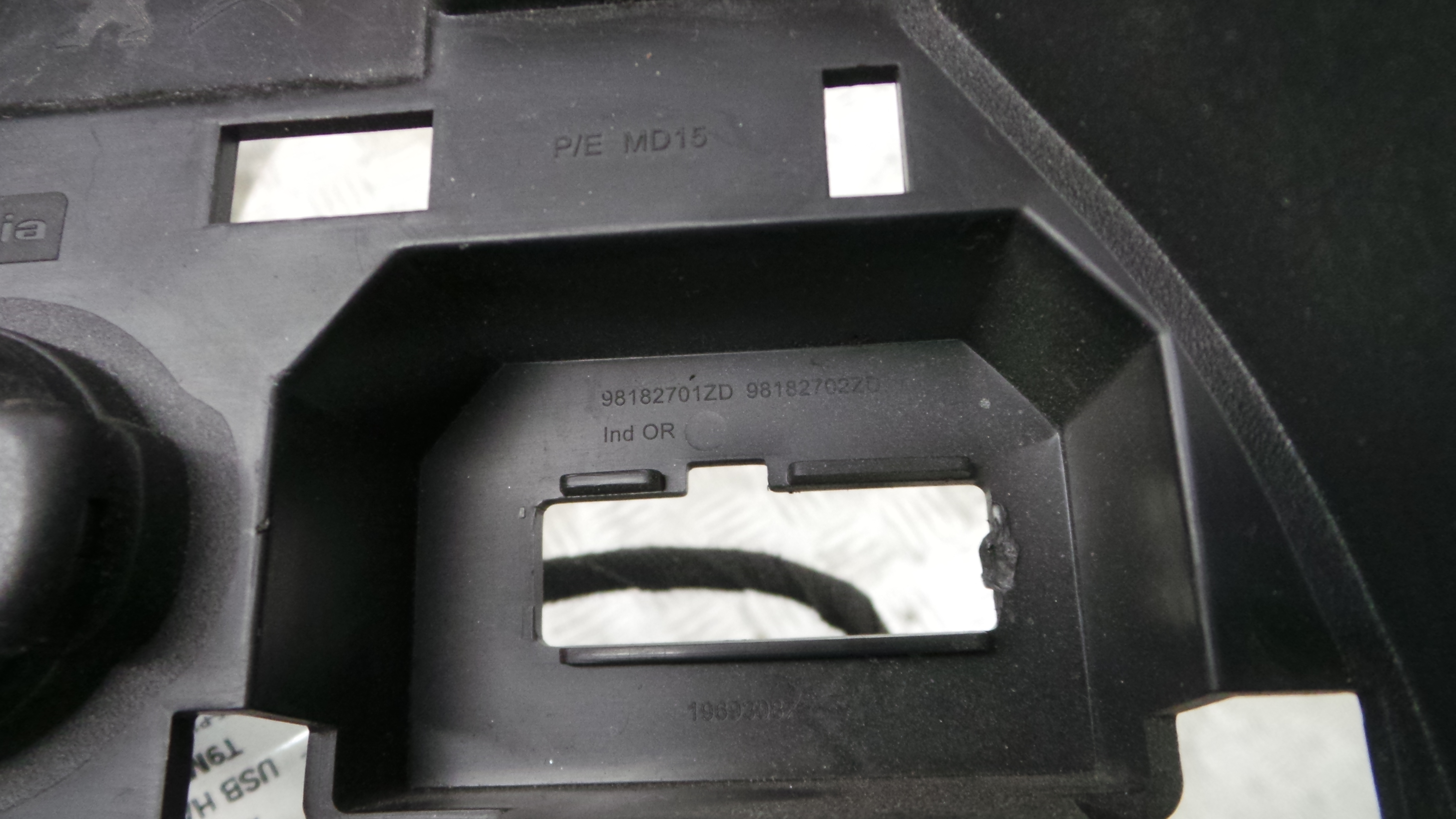 Acessórios para auto rádios 98182701ZD - PEUGEOT 308 II (LB_, LP_, LW_, LH_, L3_)-36462129