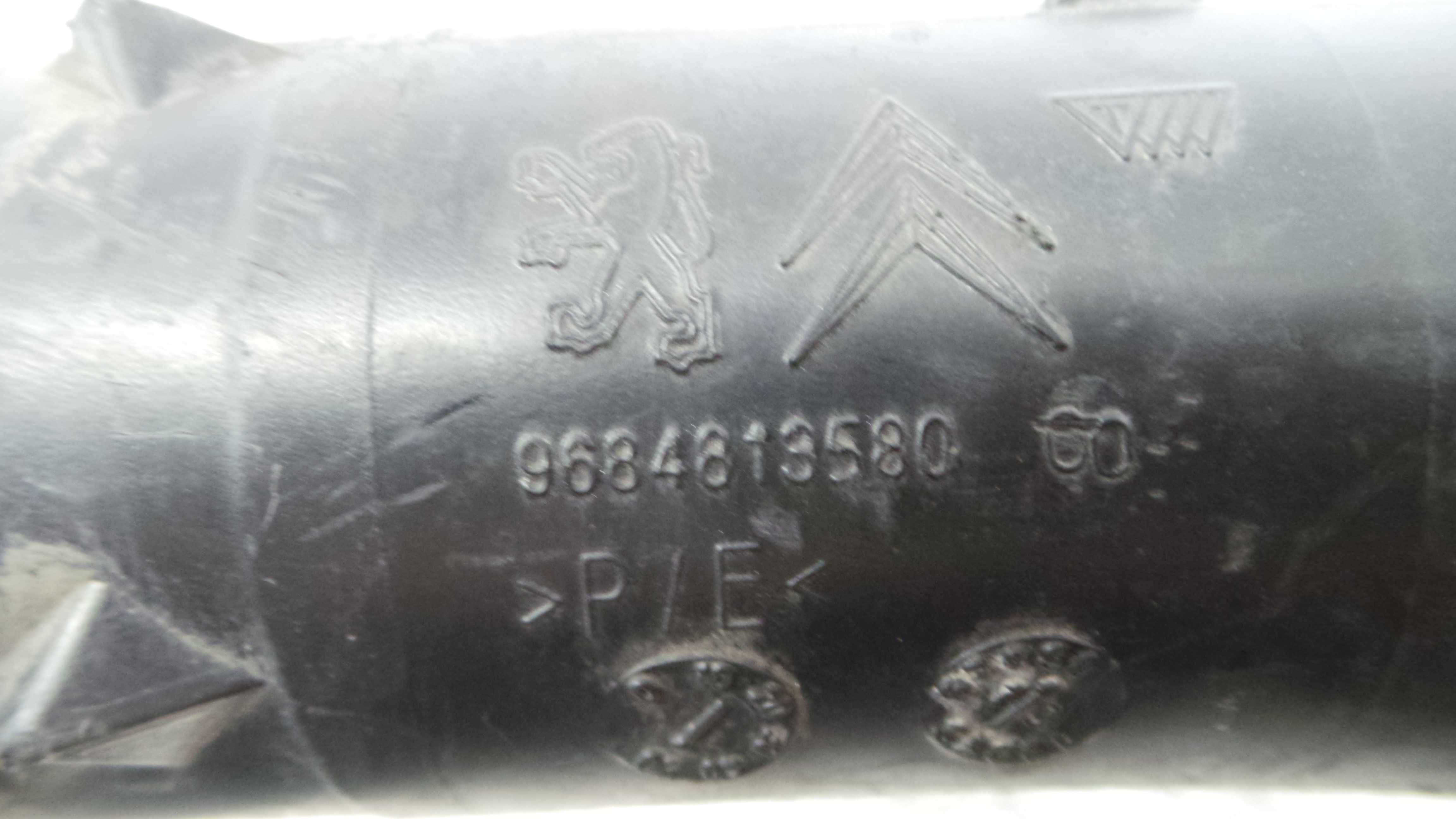 Tubo Caixa Filtro Ar 9684813580 - PEUGEOT 208 I (CA_, CC_)-36553882