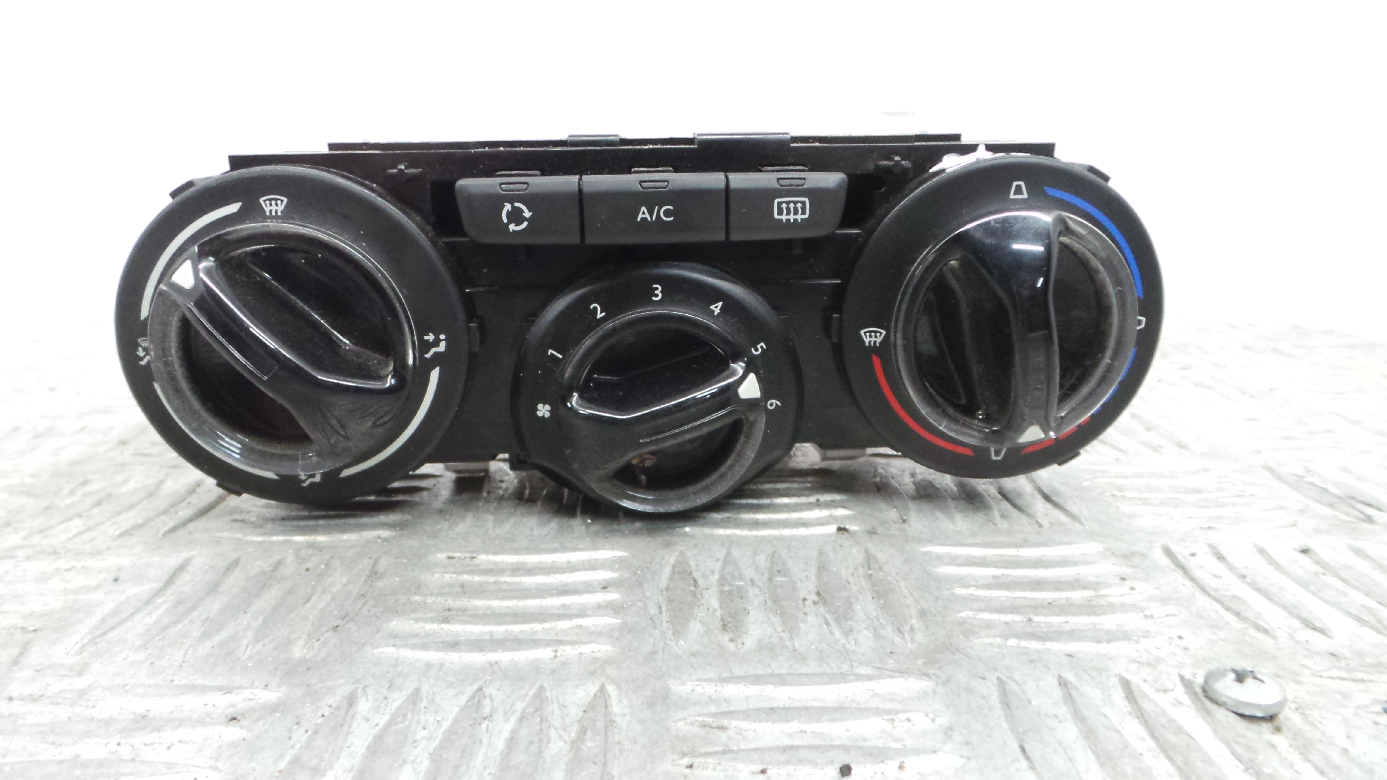 Comando da Sofagem / Climatronic E1063071 - PEUGEOT 2008 I (CU_)-36589114