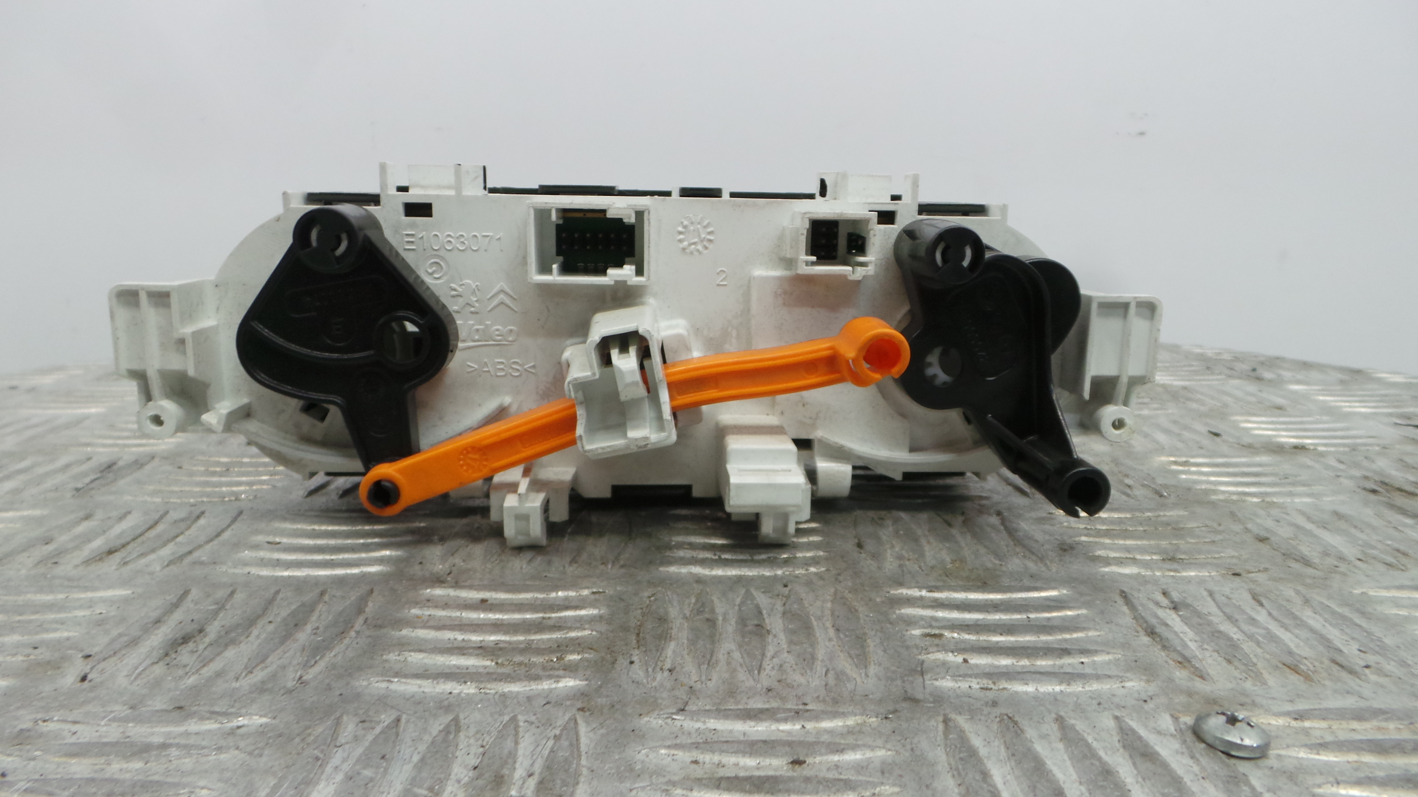 Comando da Sofagem / Climatronic E1063071 - PEUGEOT 2008 I (CU_)-36589114