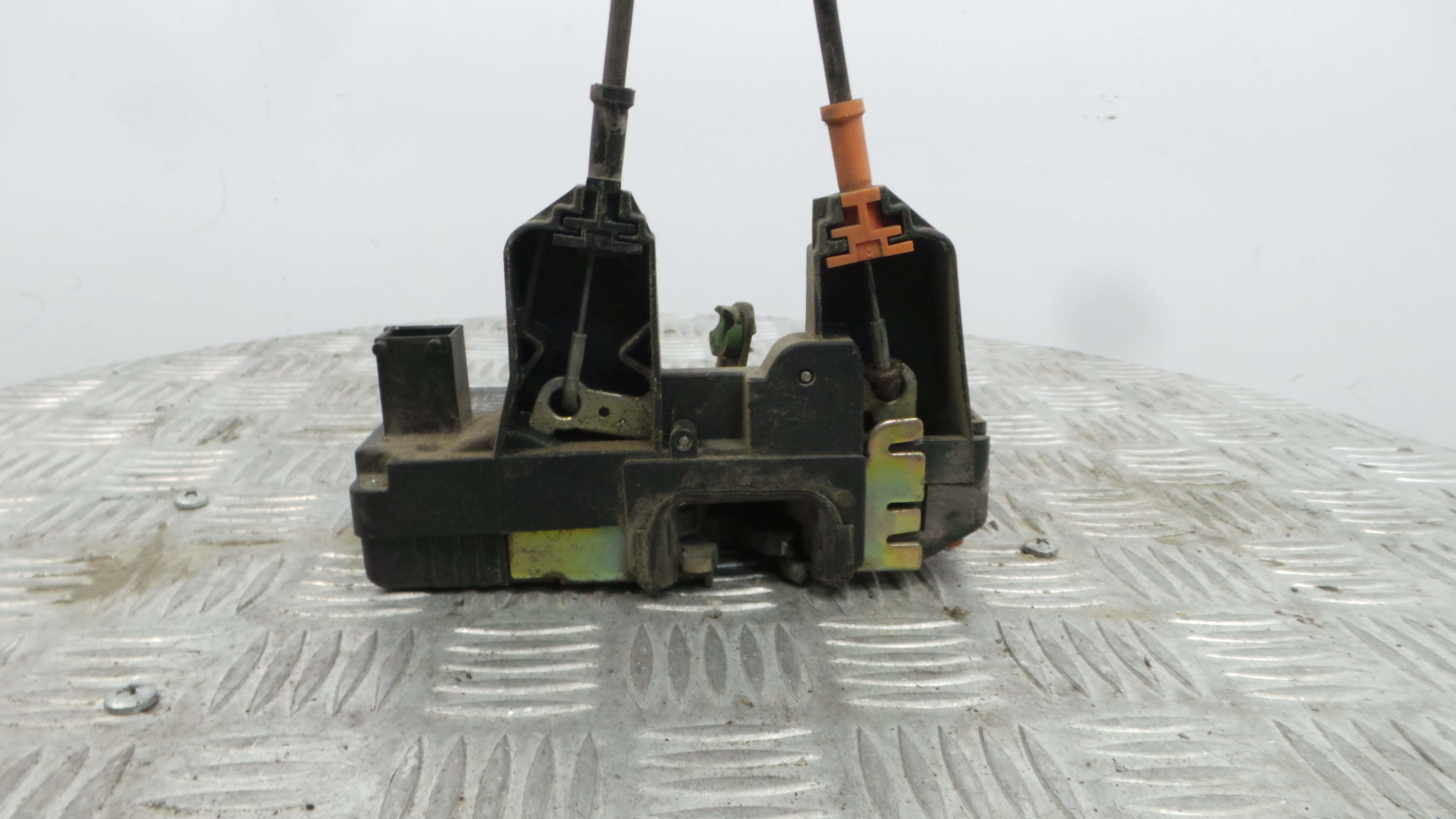 Fecho da Porta Trás Esq 90561157 - OPEL ASTRA G Combi (T98)-36598261