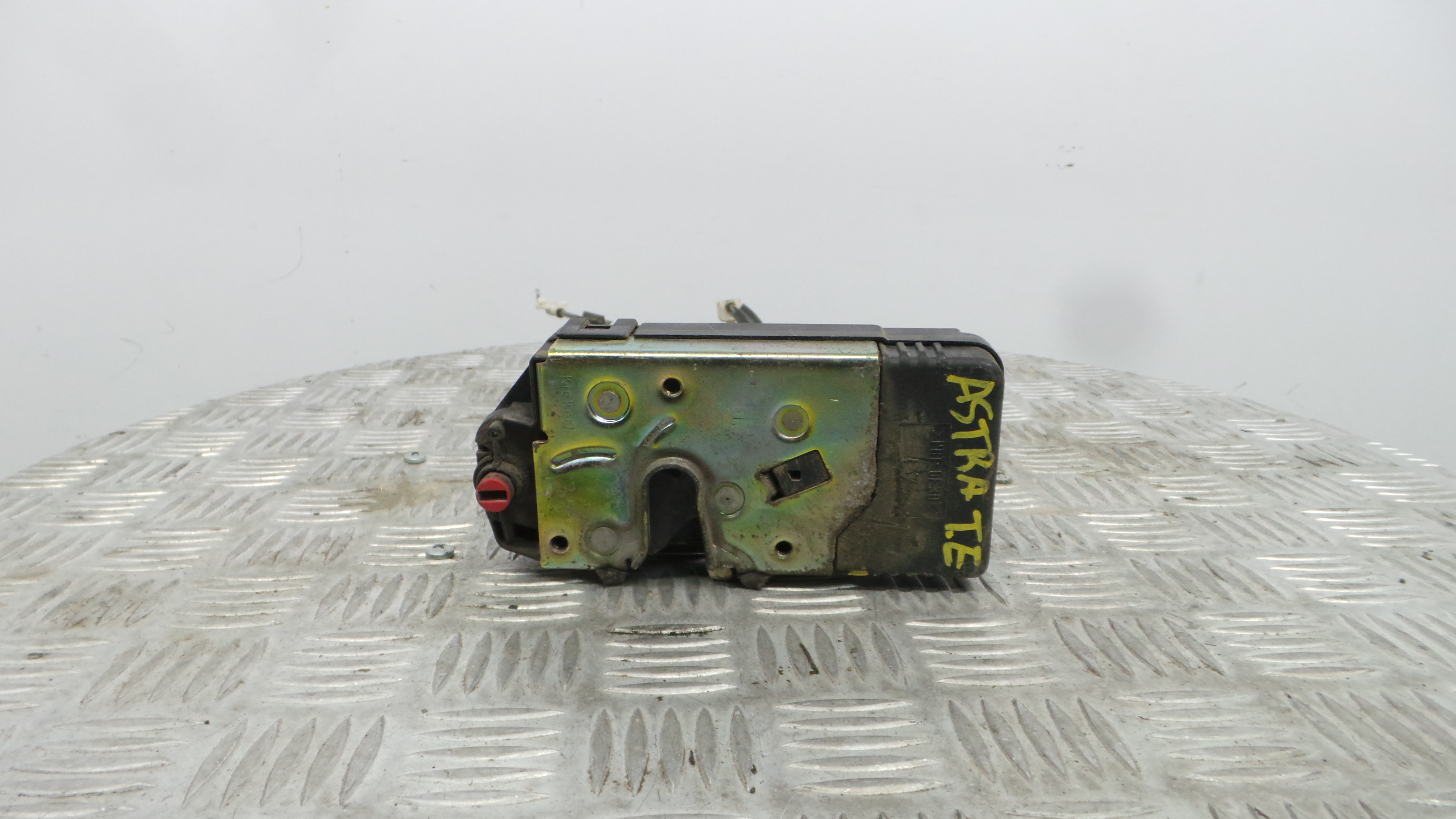 Fecho da Porta Trás Esq 90561157 - OPEL ASTRA G Combi (T98)-36598261