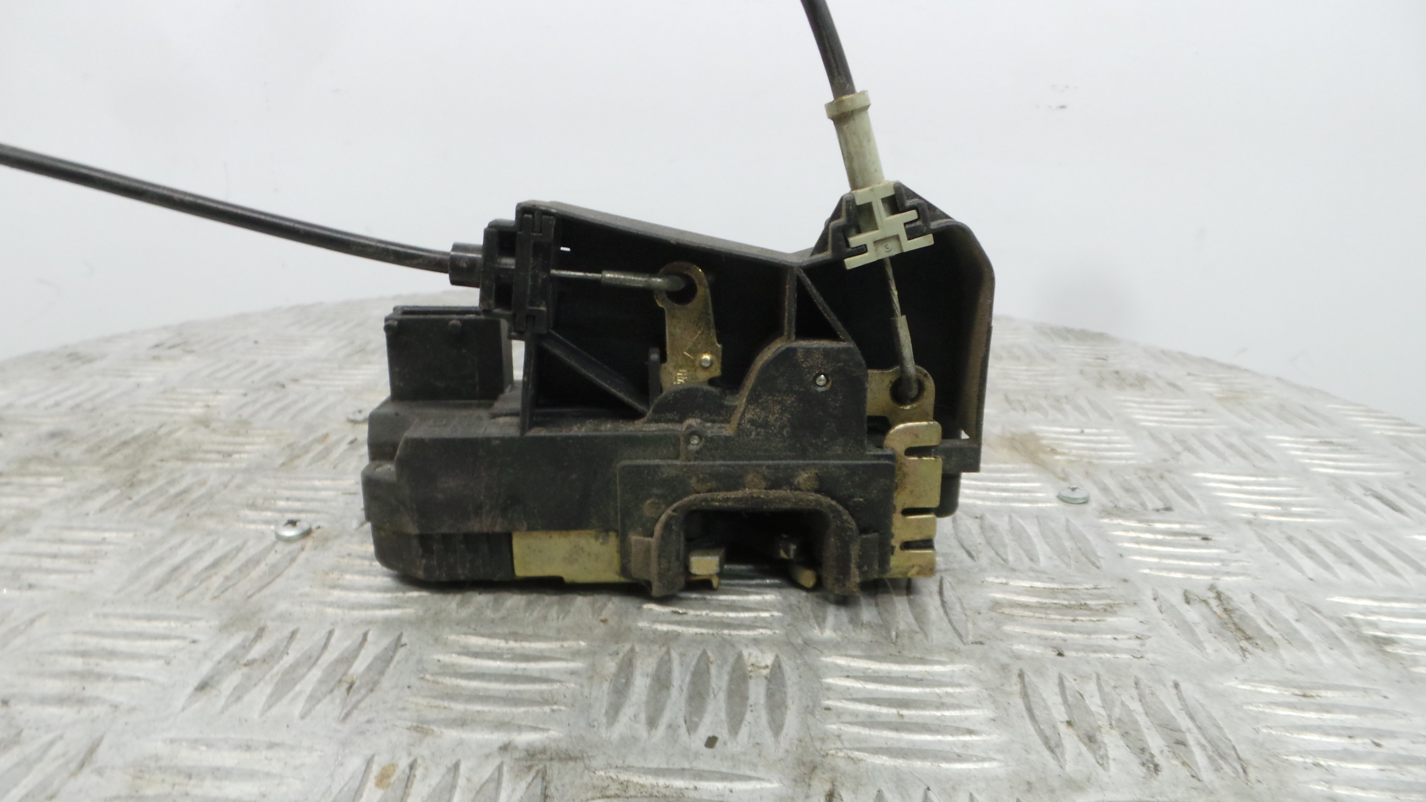 Fecho da Porta Frente Esq 90561151 - OPEL ASTRA G Combi (T98)-36598269