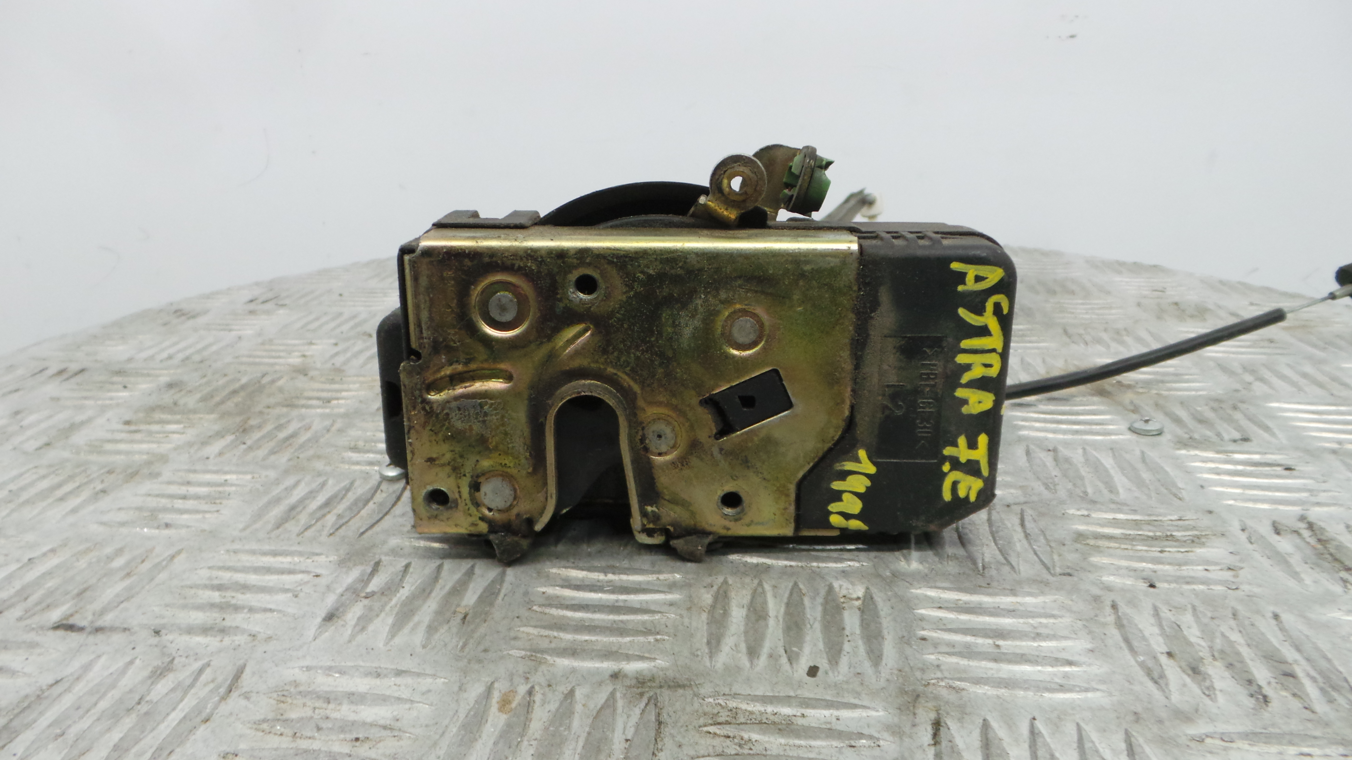 Fecho da Porta Frente Esq 90561151 - OPEL ASTRA G Combi (T98)-36598269