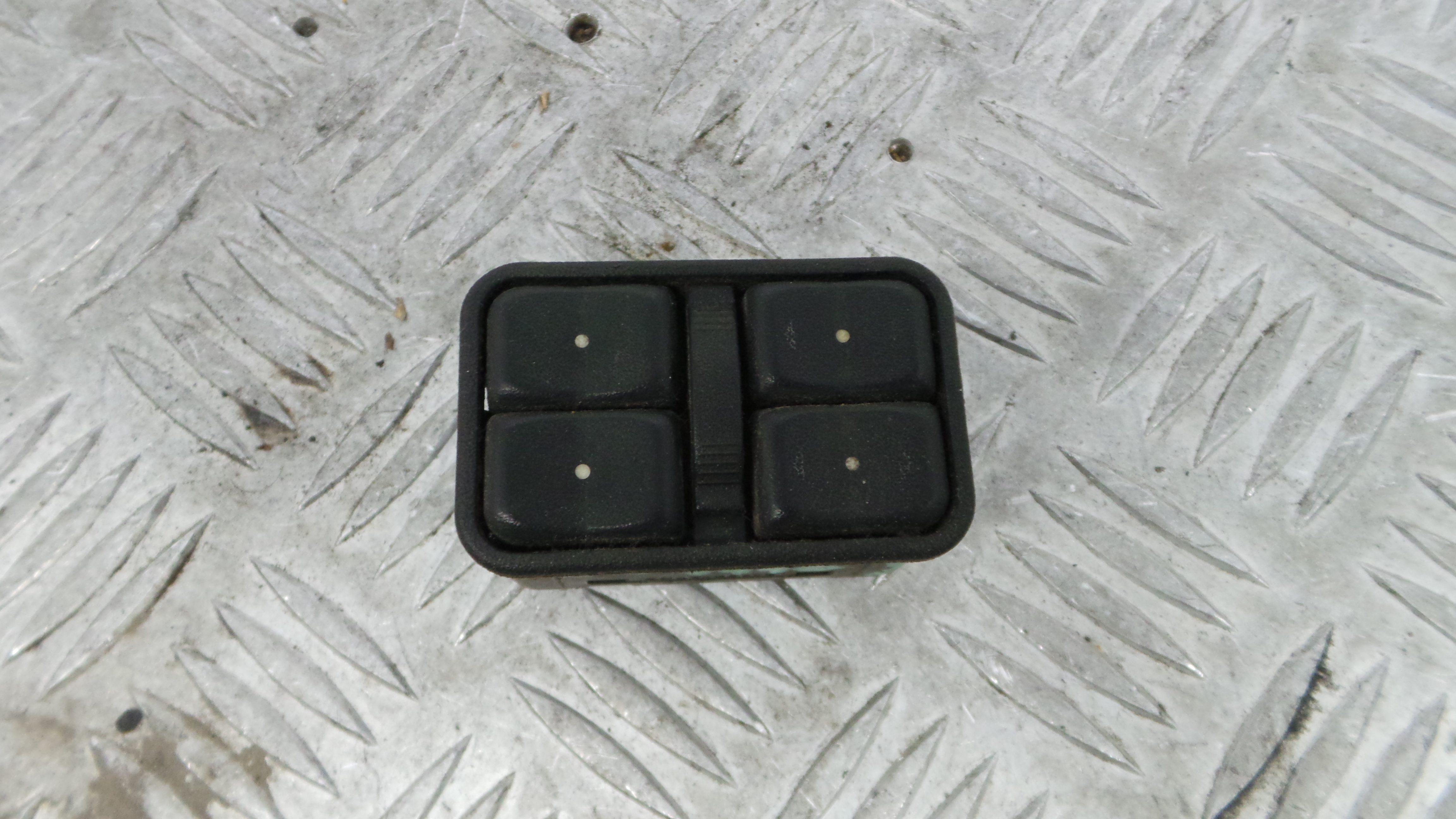 Interruptor / Comando Elevador Vidro Frente Esq 90561086 - OPEL ASTRA G Combi (T98)-36598722 Interruptor / Comando Elevador Vidro Frente Esq 90561086 - OPEL ASTRA G Combi (T98)-36598722