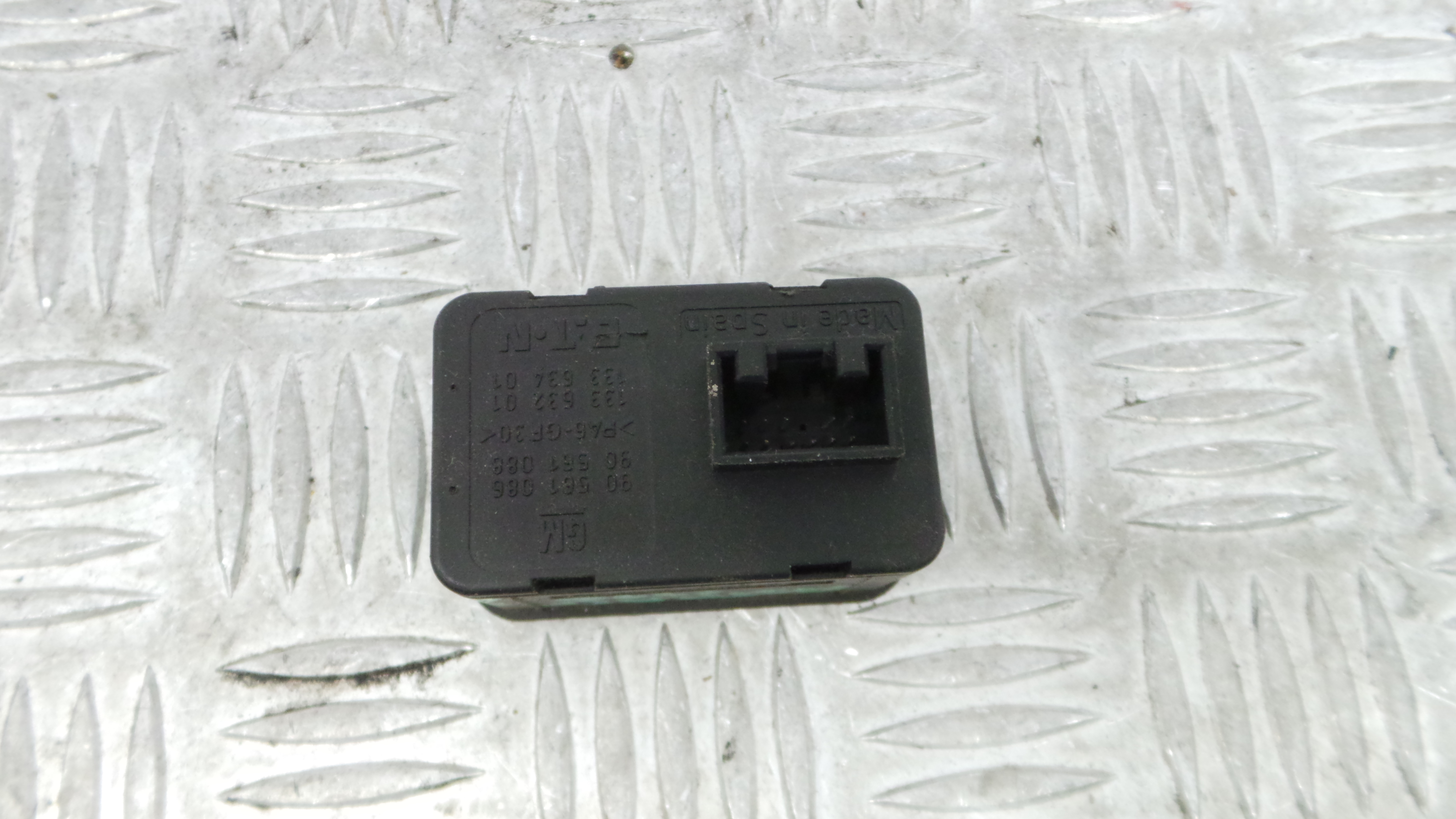 Interruptor / Comando Elevador Vidro Frente Esq  90561086 - OPEL ASTRA G Combi (T98)-36598722