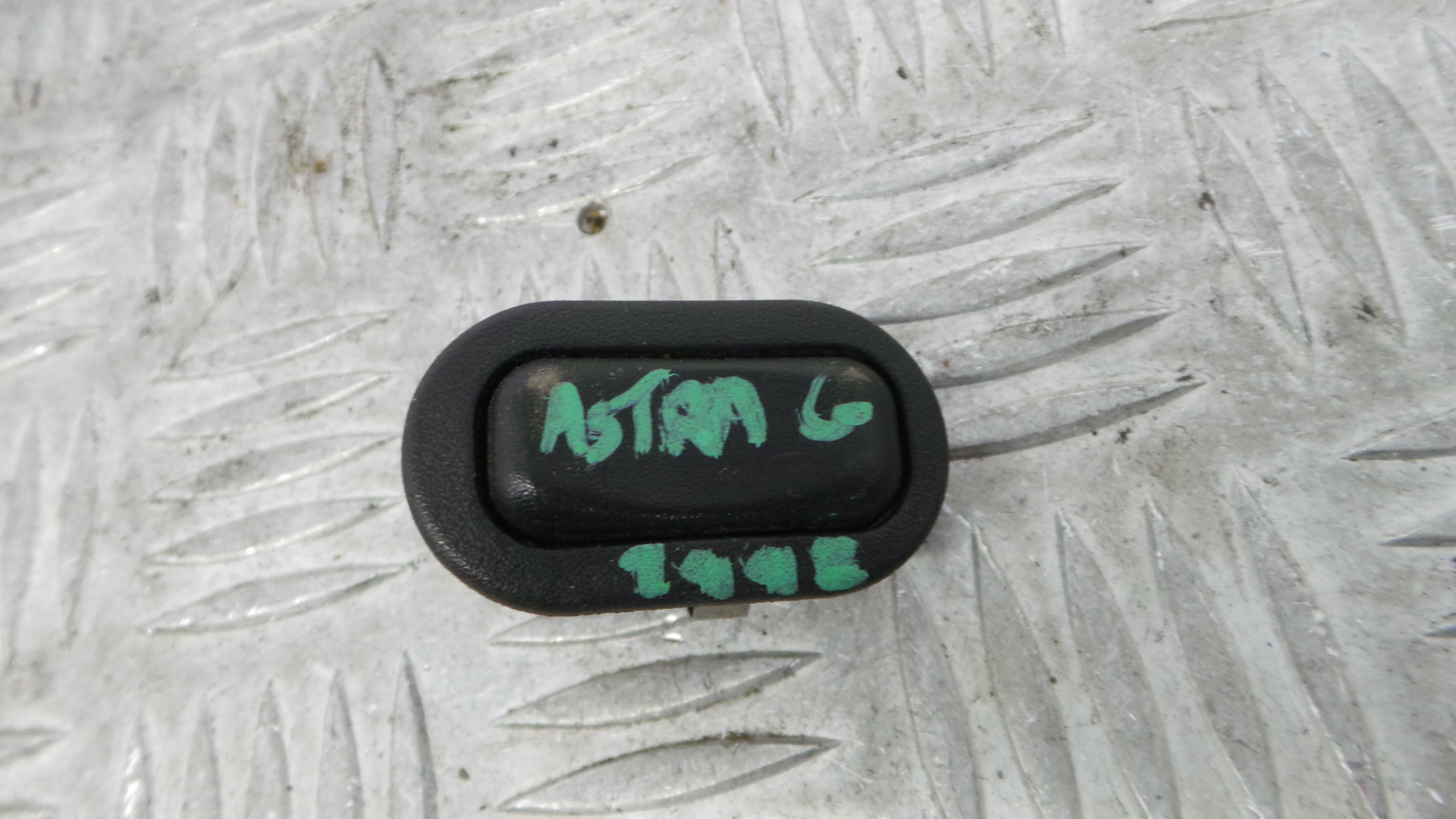 Interruptor / Comando Elevador Vidro Trás Dto 90561388 - OPEL ASTRA G Combi (T98)-36598725 Interruptor / Comando Elevador Vidro Trás Dto 90561388 - OPEL ASTRA G Combi (T98)-36598725
