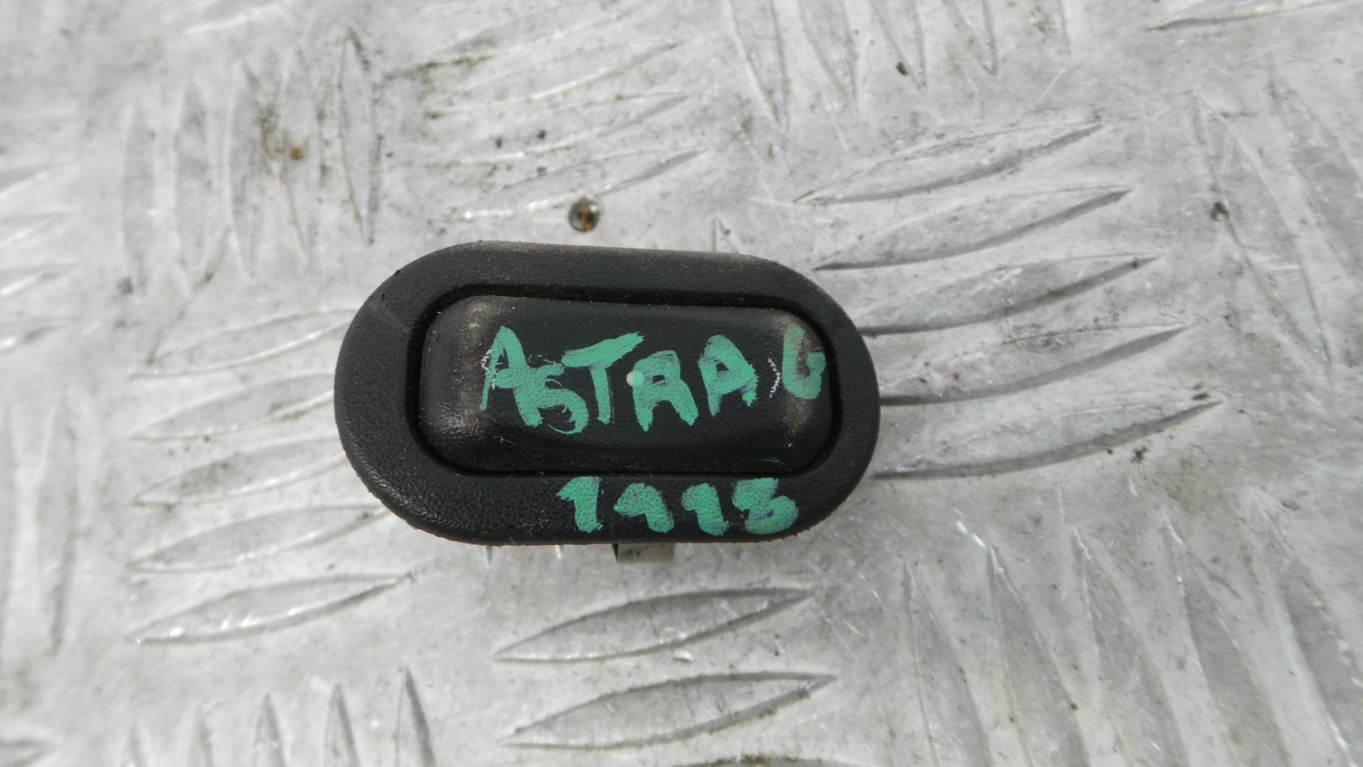 Interruptor / Comando Elevador Vidro Trás Esq 90561388 - OPEL ASTRA G Combi (T98)-36598728