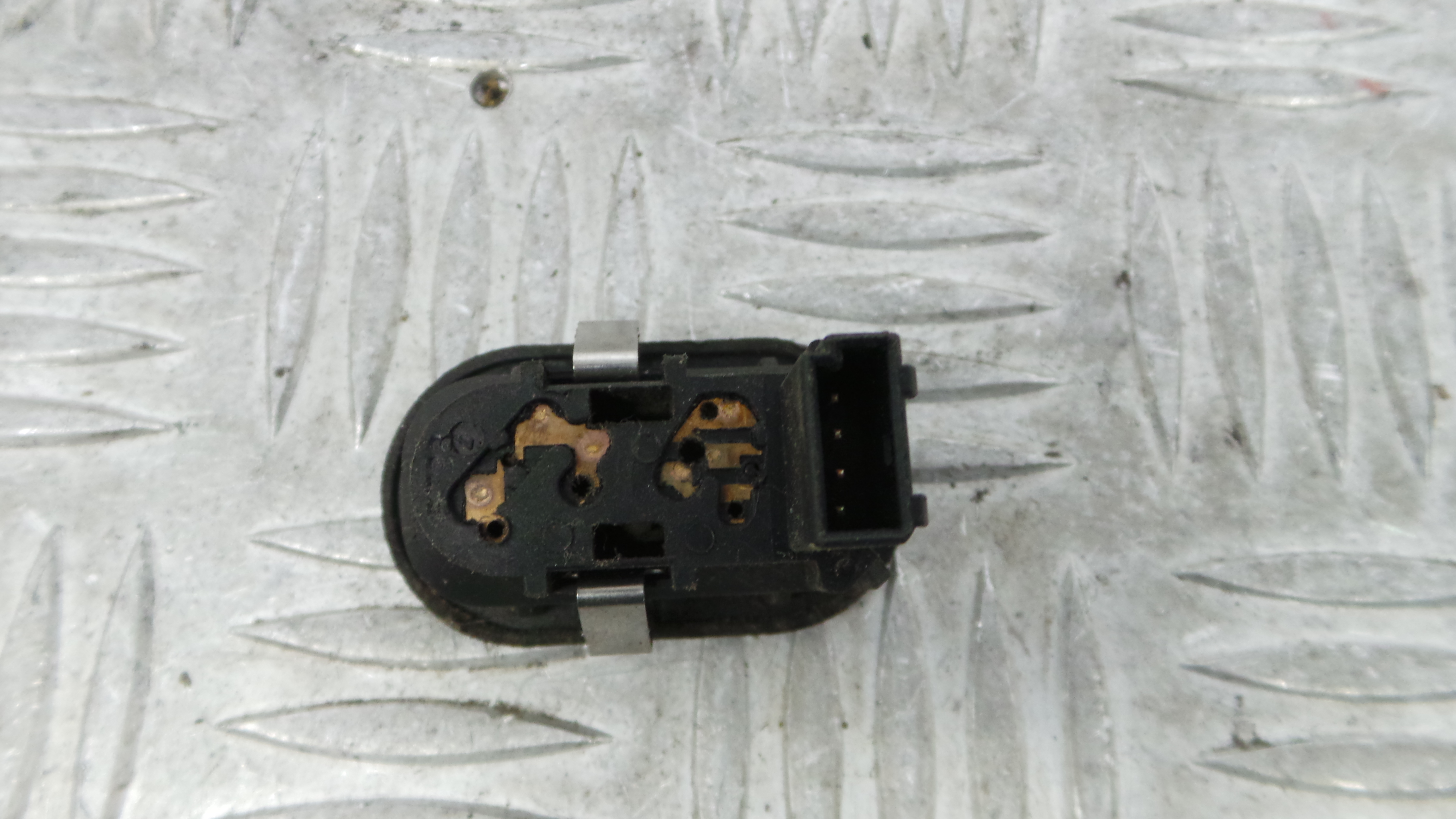 Interruptor / Comando Elevador Vidro Trás Esq 90561388 - OPEL ASTRA G Combi (T98)-36598728