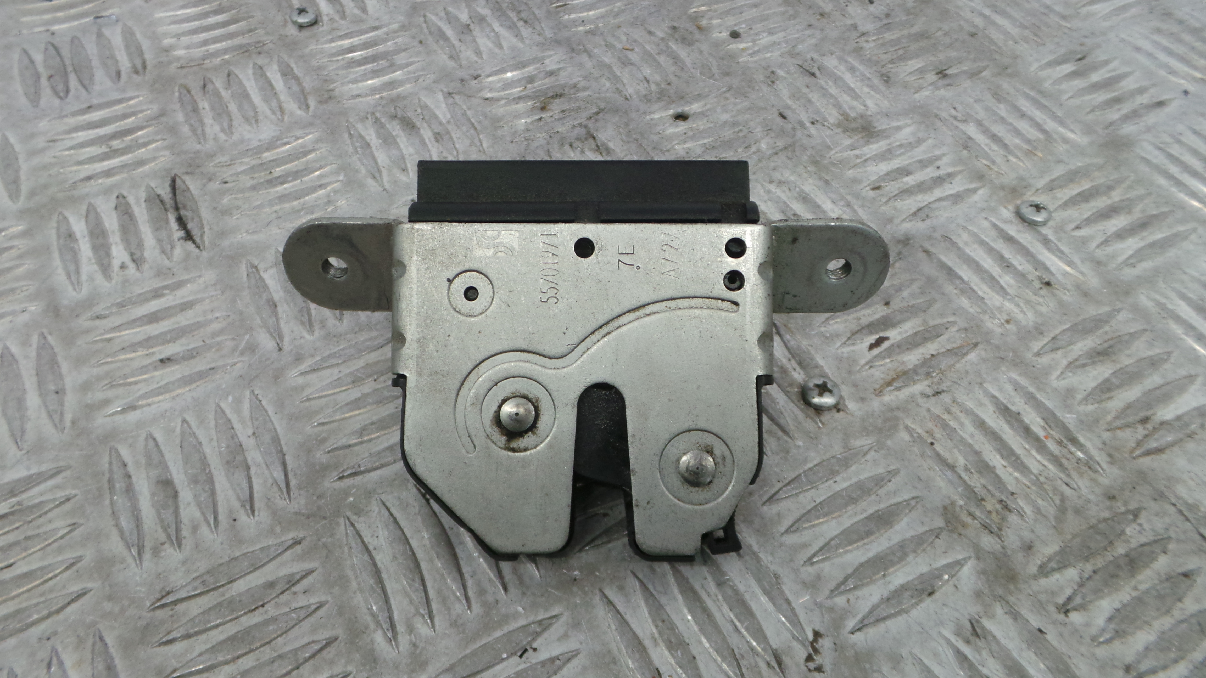 Fecho Mala  55701971 - OPEL CORSA D (S07)-36599005