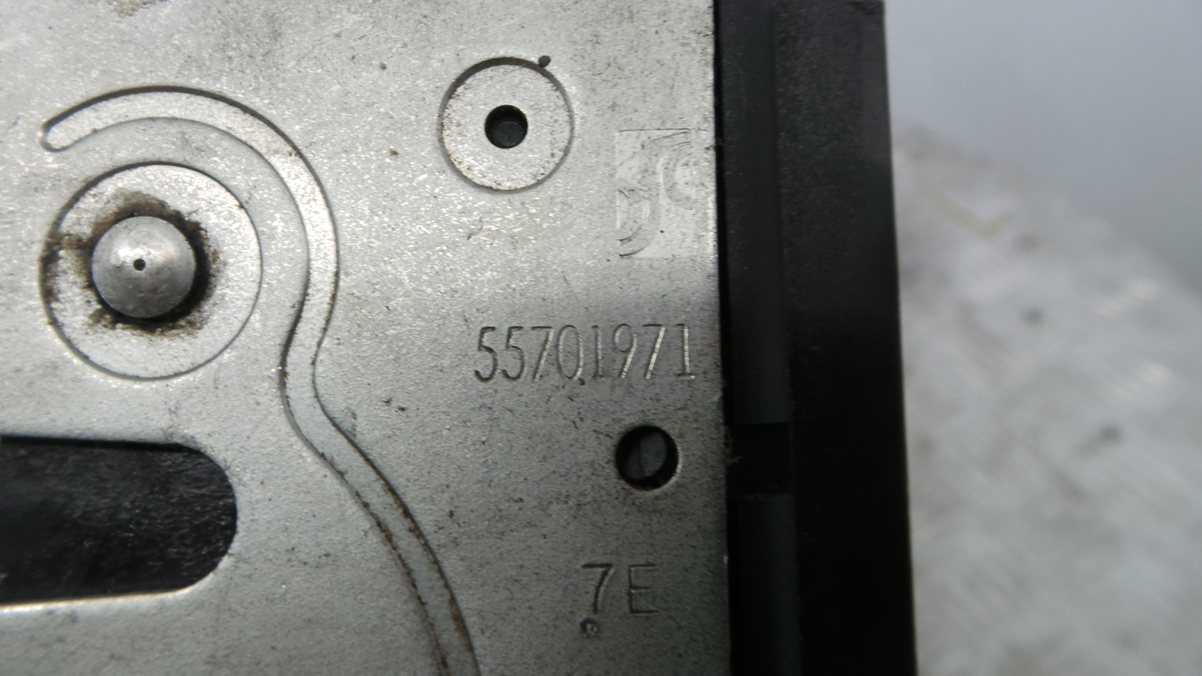 Fecho Mala  55701971 - OPEL CORSA D (S07)-36599005