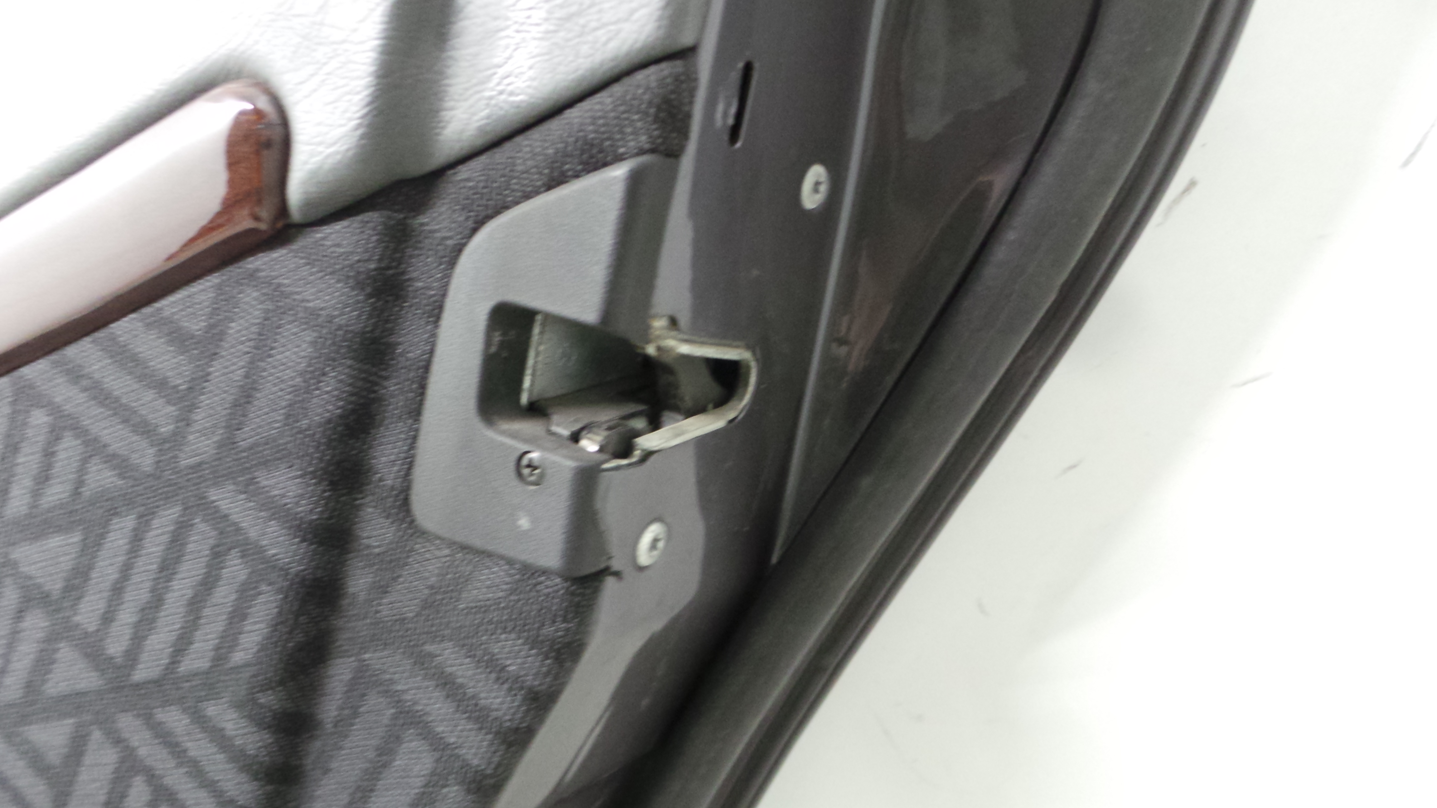 Fecho da Porta Trás Dto A2027300635 - MERCEDES-BENZ C-CLASS (W202)-36599333 Fecho da Porta Trás Dto A2027300635 - MERCEDES-BENZ C-CLASS (W202)-36599333