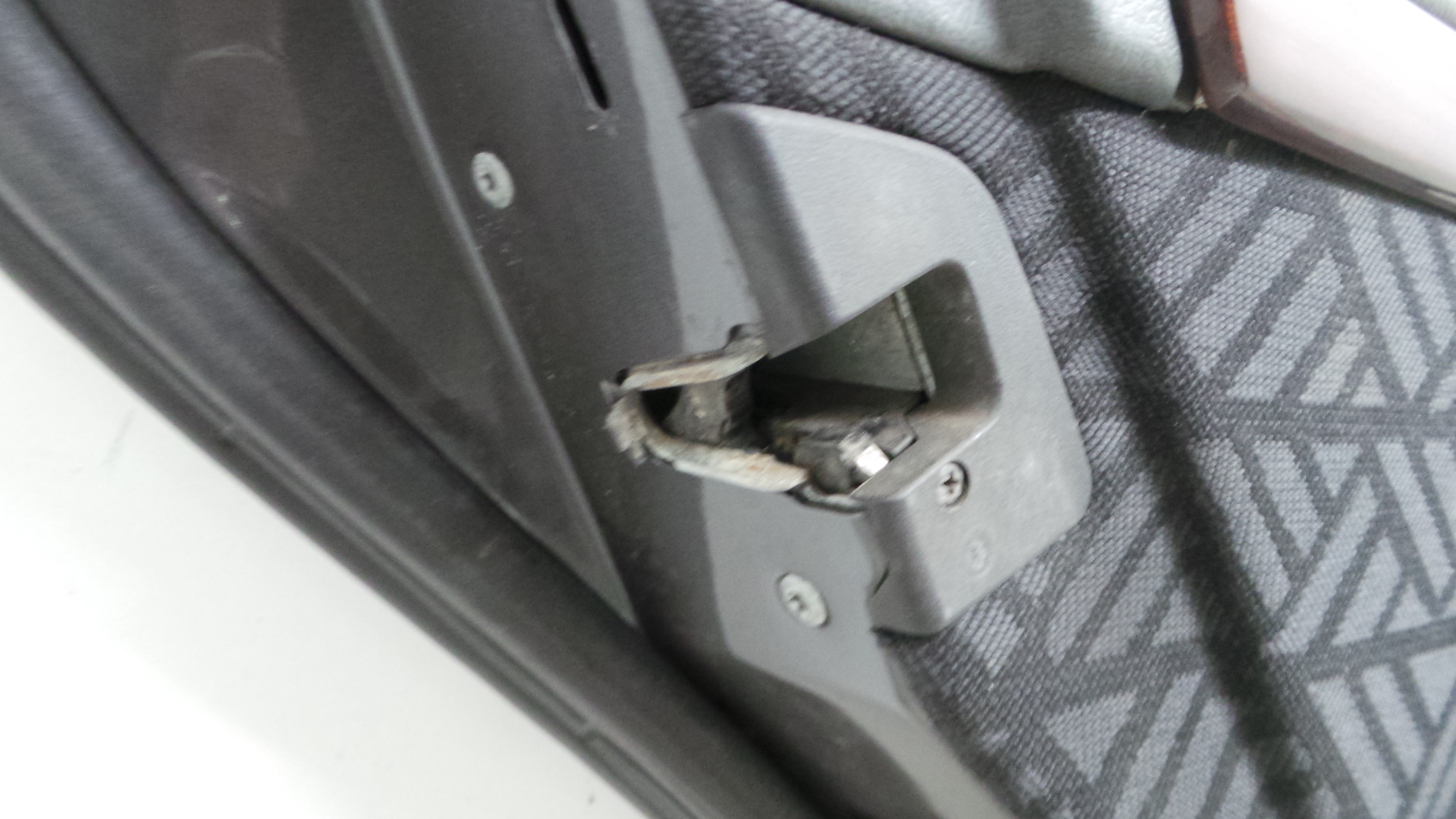 Fecho da Porta Trás Esq A2027300535 - MERCEDES-BENZ C-CLASS (W202)-36599342 Fecho da Porta Trás Esq A2027300535 - MERCEDES-BENZ C-CLASS (W202)-36599342