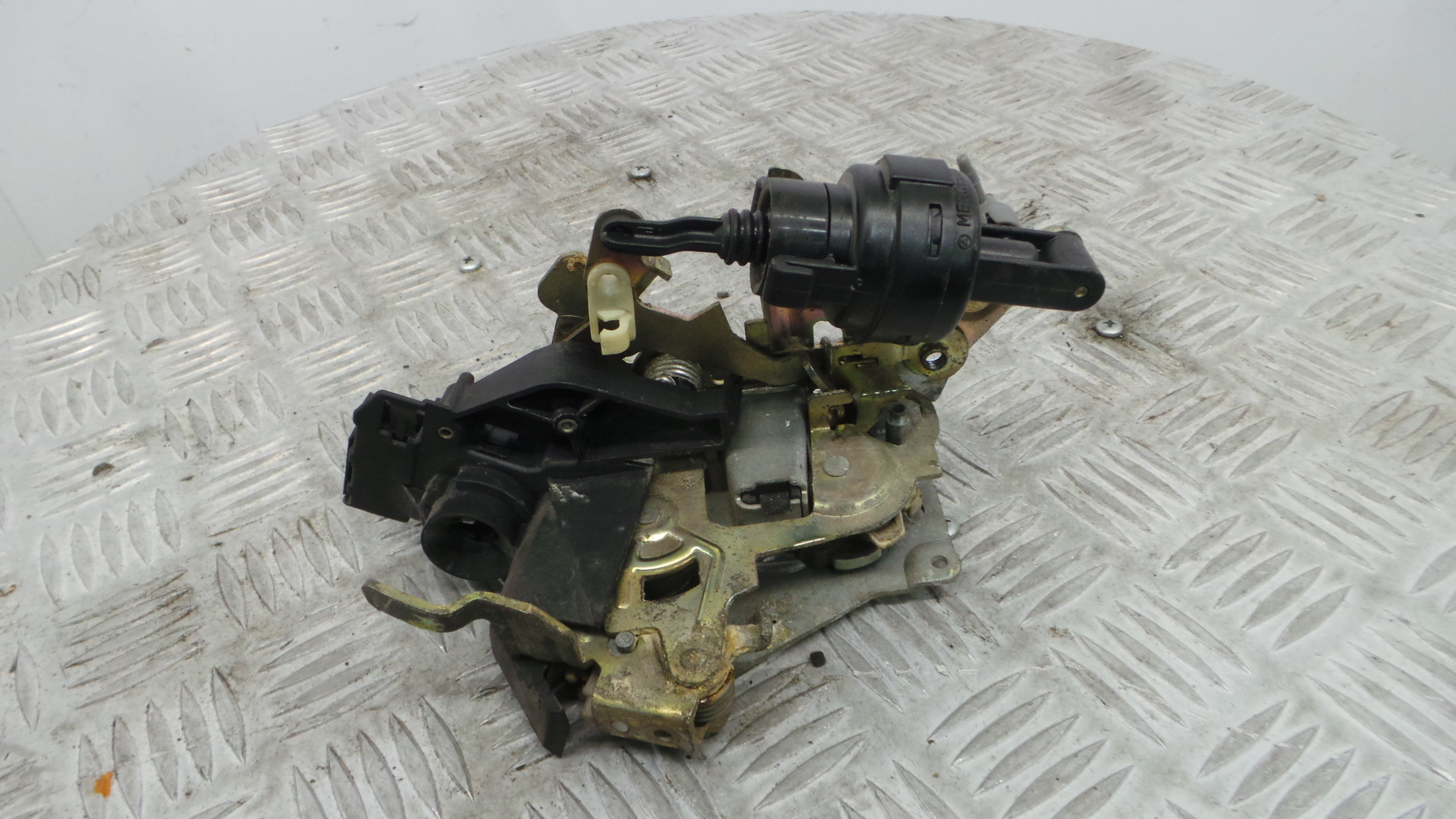 Fecho da Porta Frente Dto A2027201235 - MERCEDES-BENZ C-CLASS (W202)-37076860