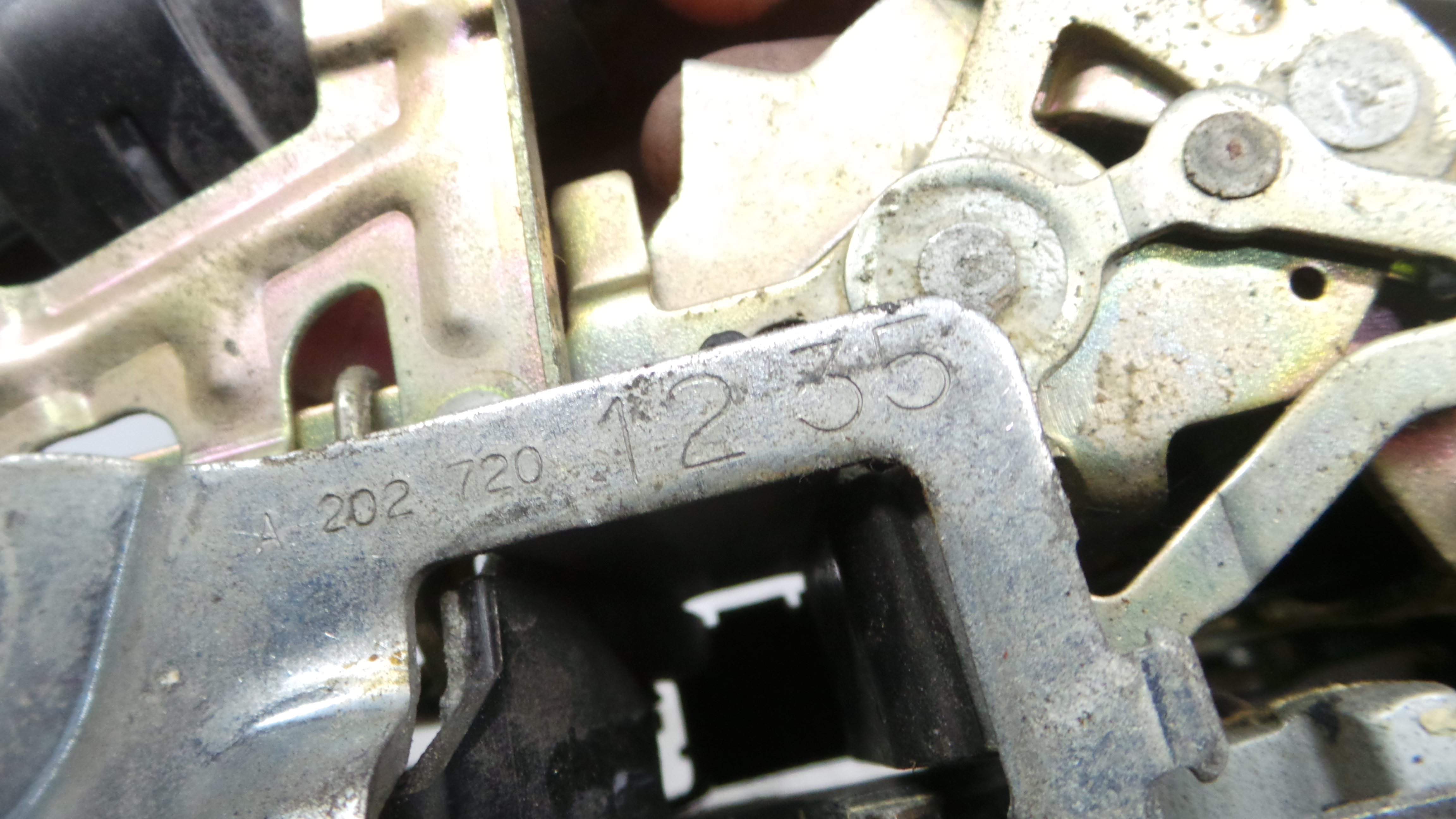 Fecho da Porta Frente Dto A2027201235 - MERCEDES-BENZ C-CLASS (W202)-37076860