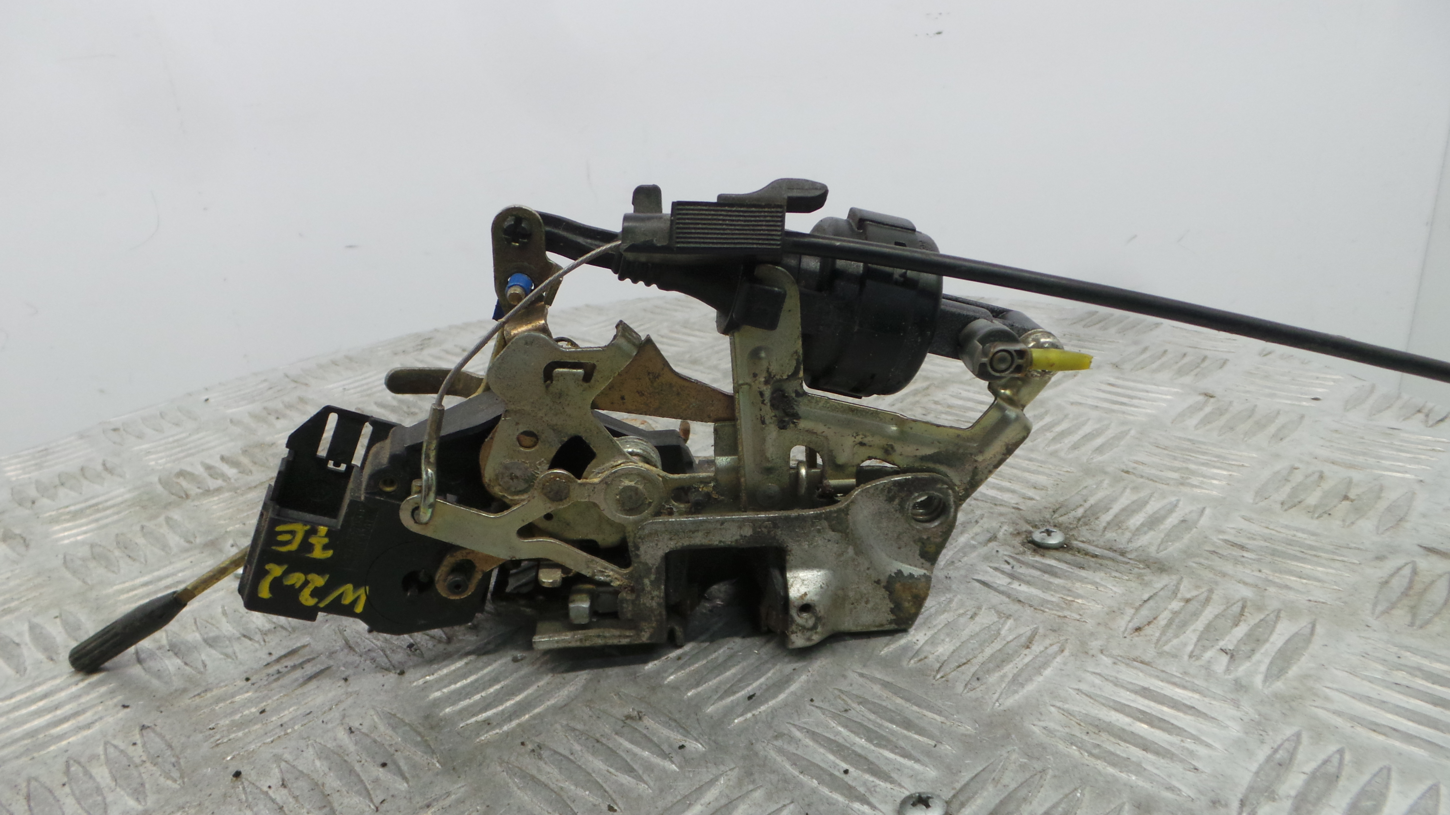 Fecho da Porta Frente Esq A2027200935 - MERCEDES-BENZ C-CLASS (W202)-37076807