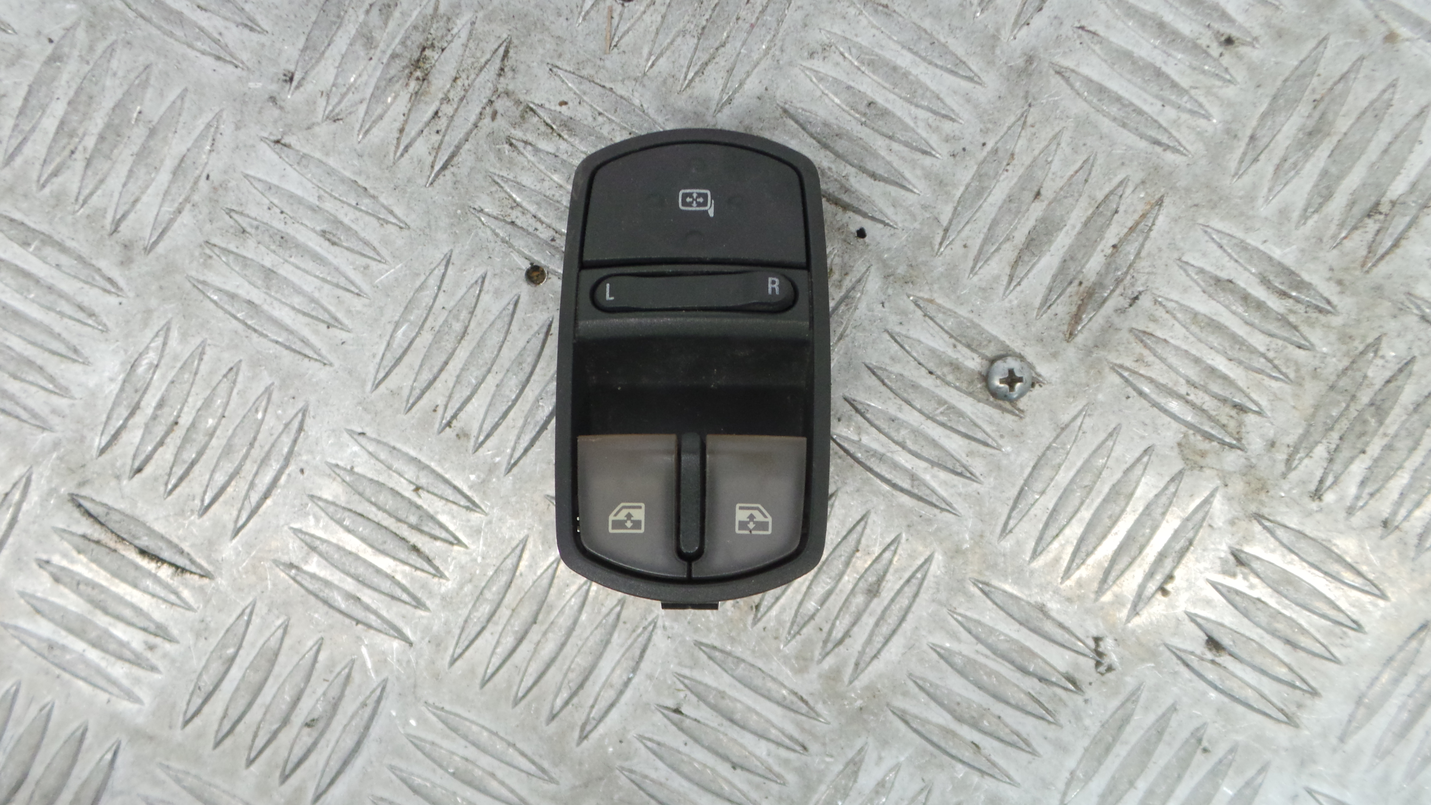 Interruptor / Comando Elevador Vidro Frente Esq  13258522AD - OPEL CORSA D (S07)-36616883
