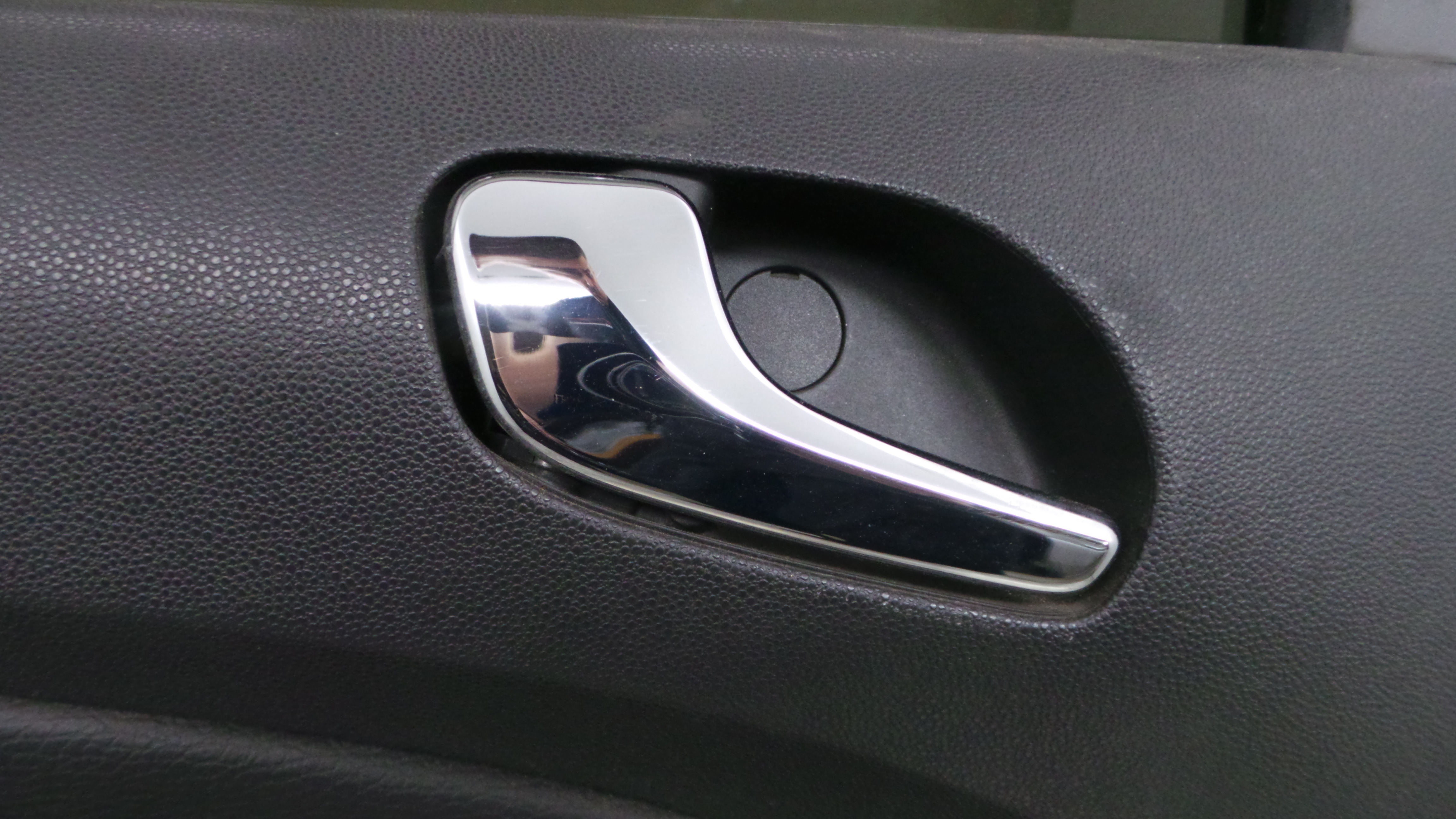 Puxador Interior Traseiro Esquerdo  13297813 - OPEL CORSA D (S07)-36621527