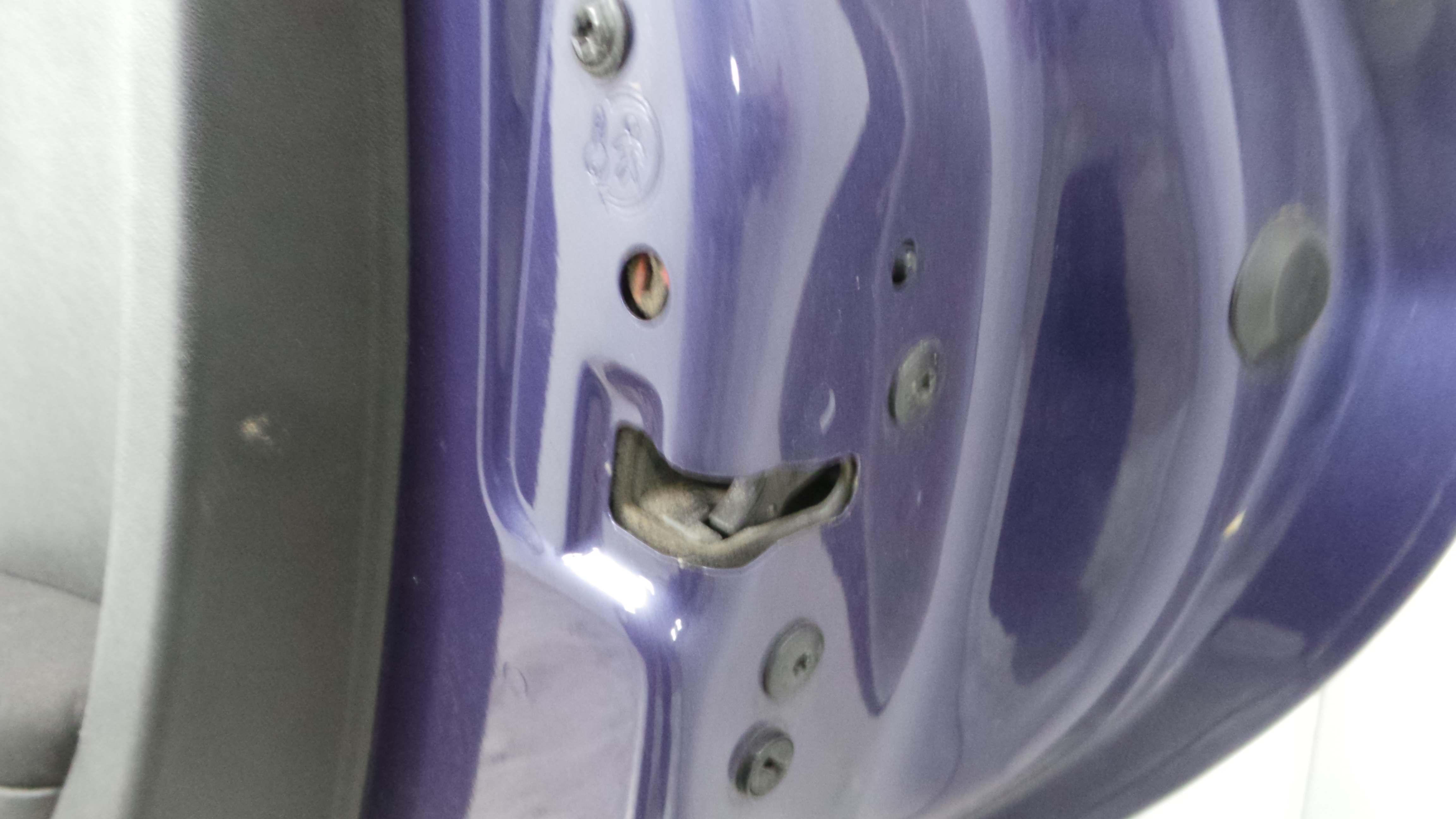 Fecho da Porta Trás Dto 9812501180 - PEUGEOT 208 I (CA_, CC_)-36621813
