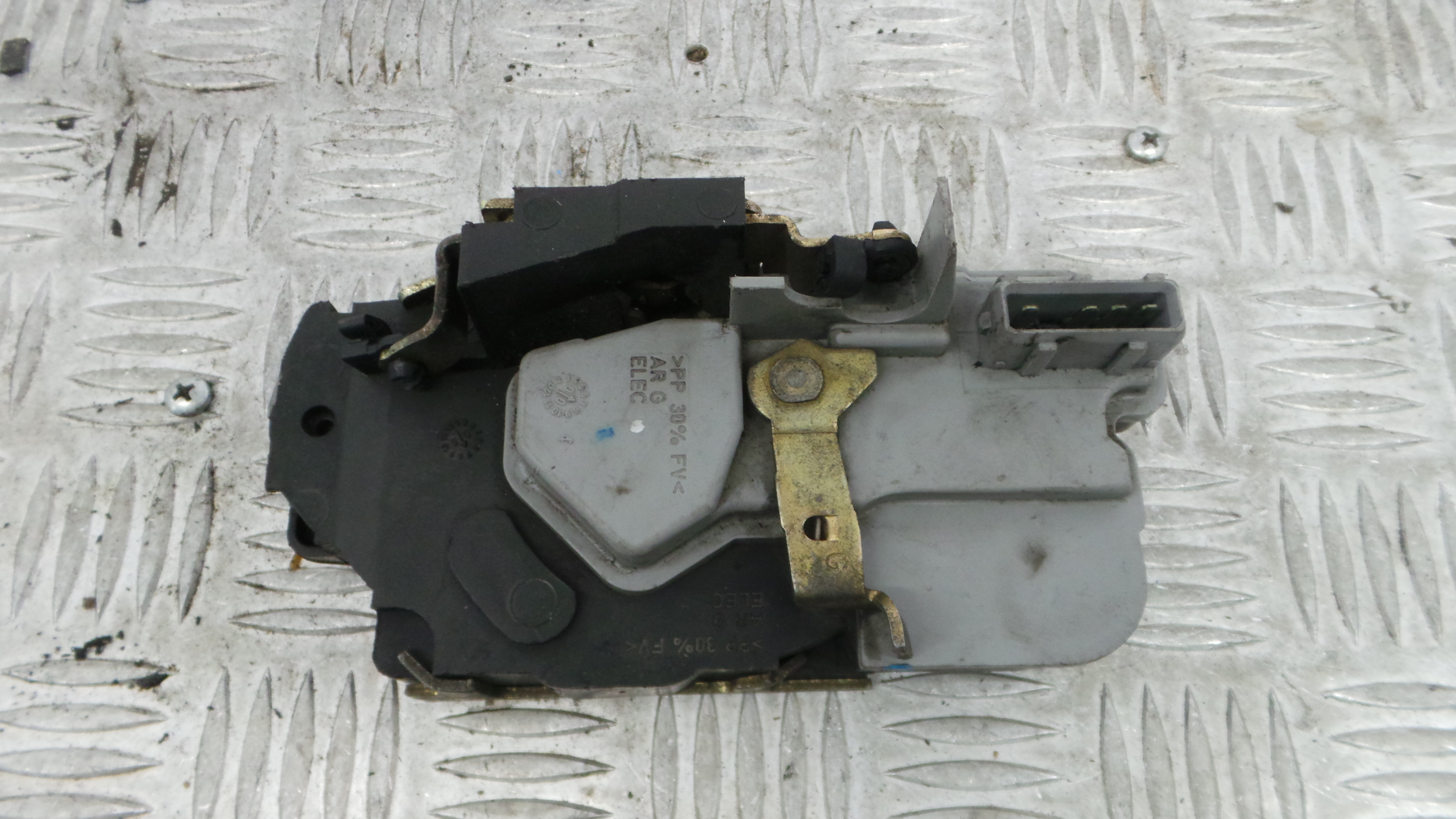 Fecho da Porta Trás Esq 913772 - PEUGEOT 206 Hatchback (2A/C)-36629561