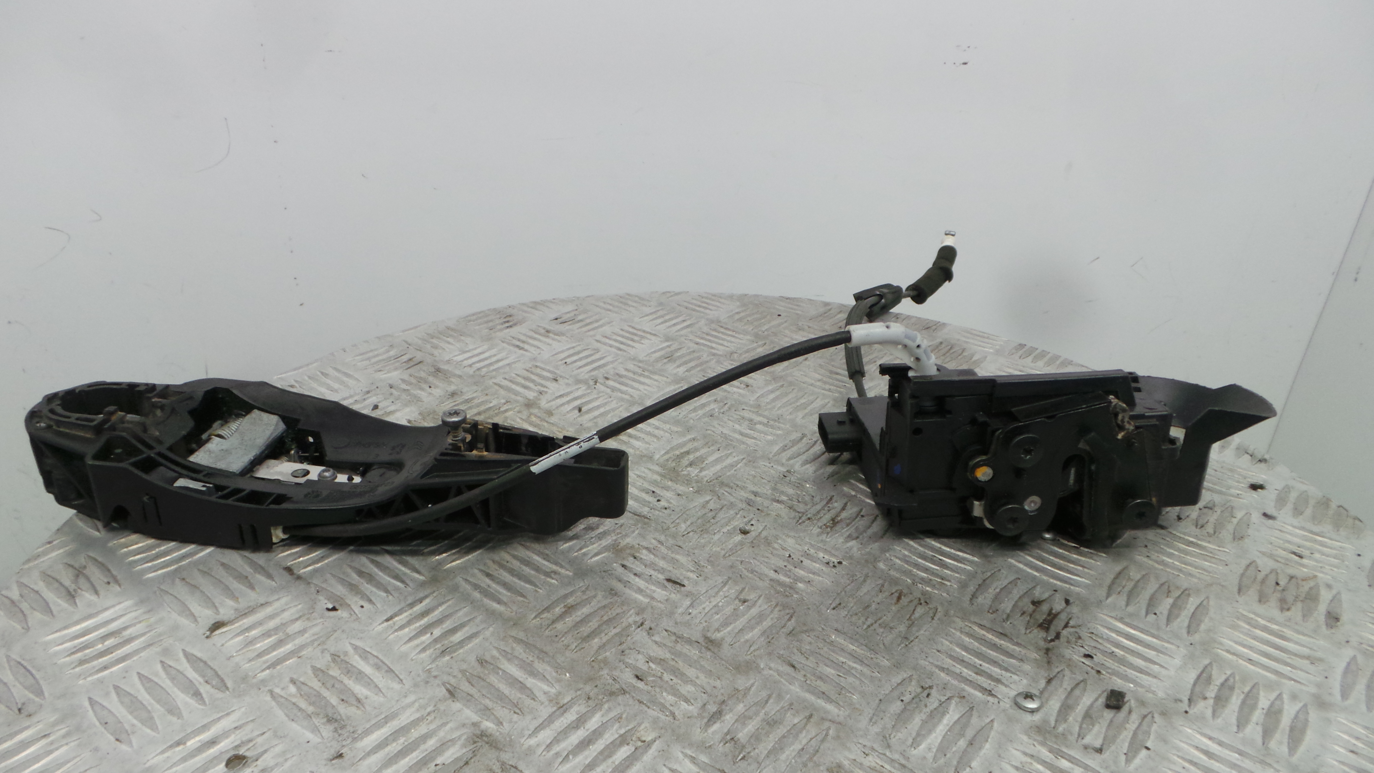 Fecho da Porta Frente Esq 9810309480 - PEUGEOT 308 II (LB_, LP_, LW_, LH_, L3_)-36629671