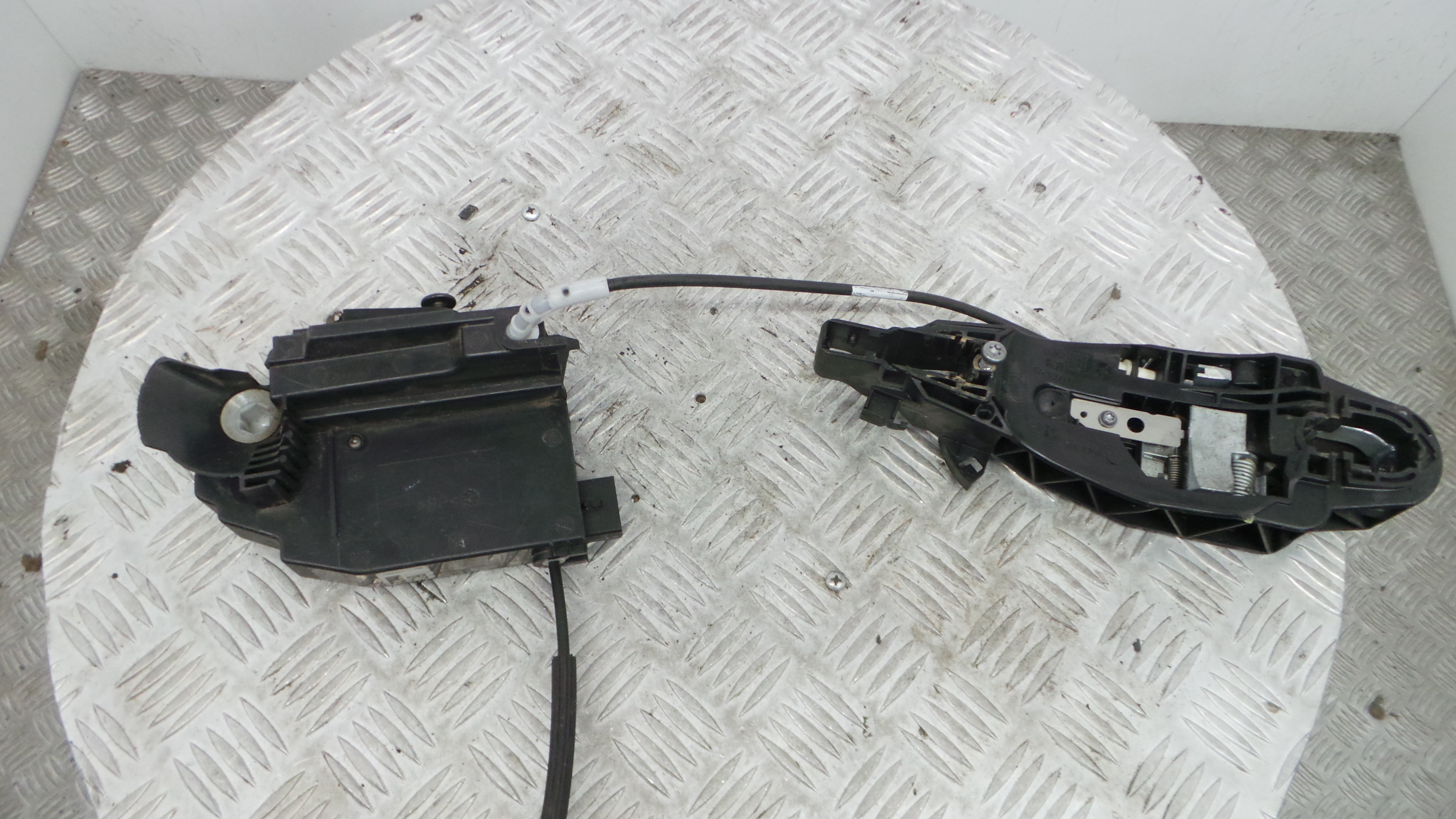 Fecho da Porta Frente Esq 9810309480 - PEUGEOT 308 II (LB_, LP_, LW_, LH_, L3_)-36629671