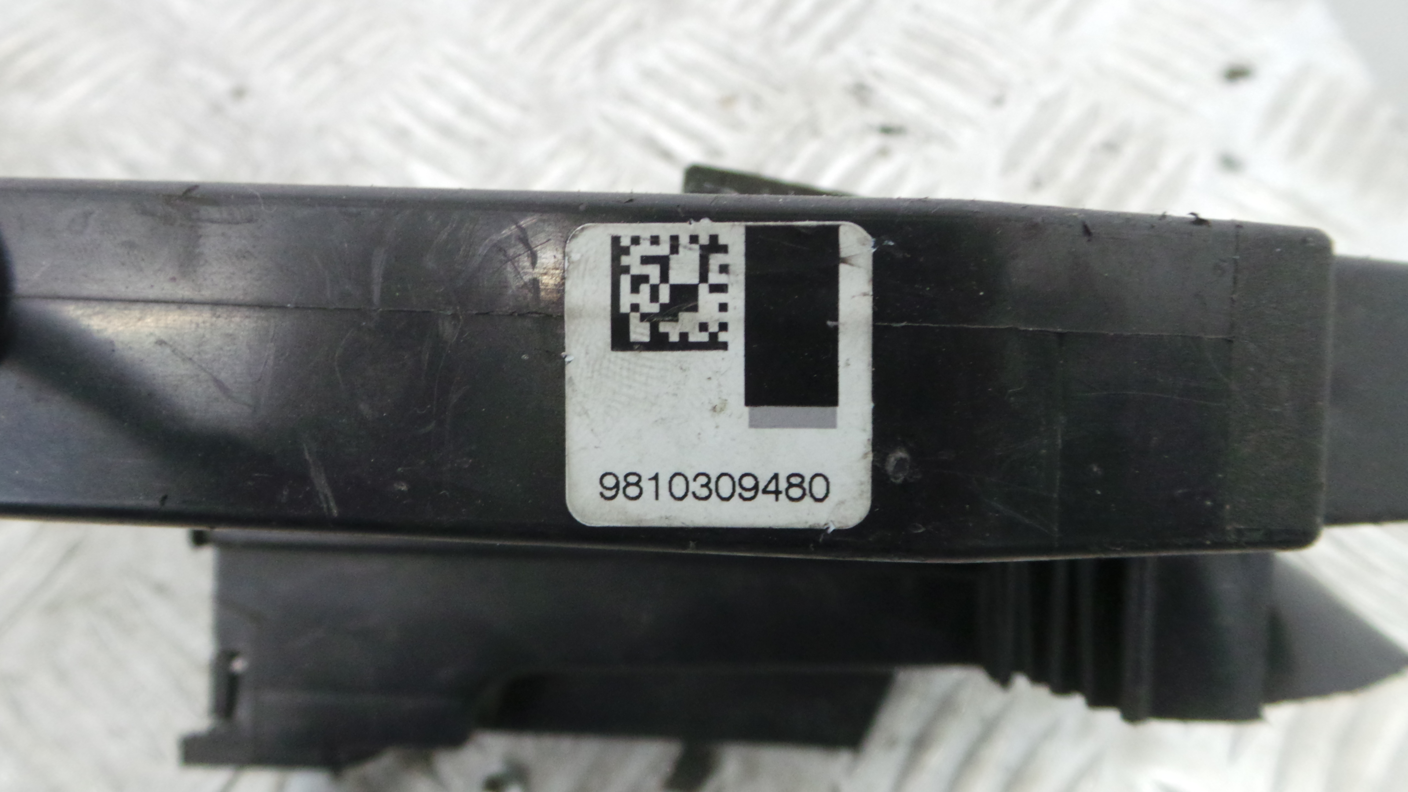 Fecho da Porta Frente Esq 9810309480 - PEUGEOT 308 II (LB_, LP_, LW_, LH_, L3_)-36629671