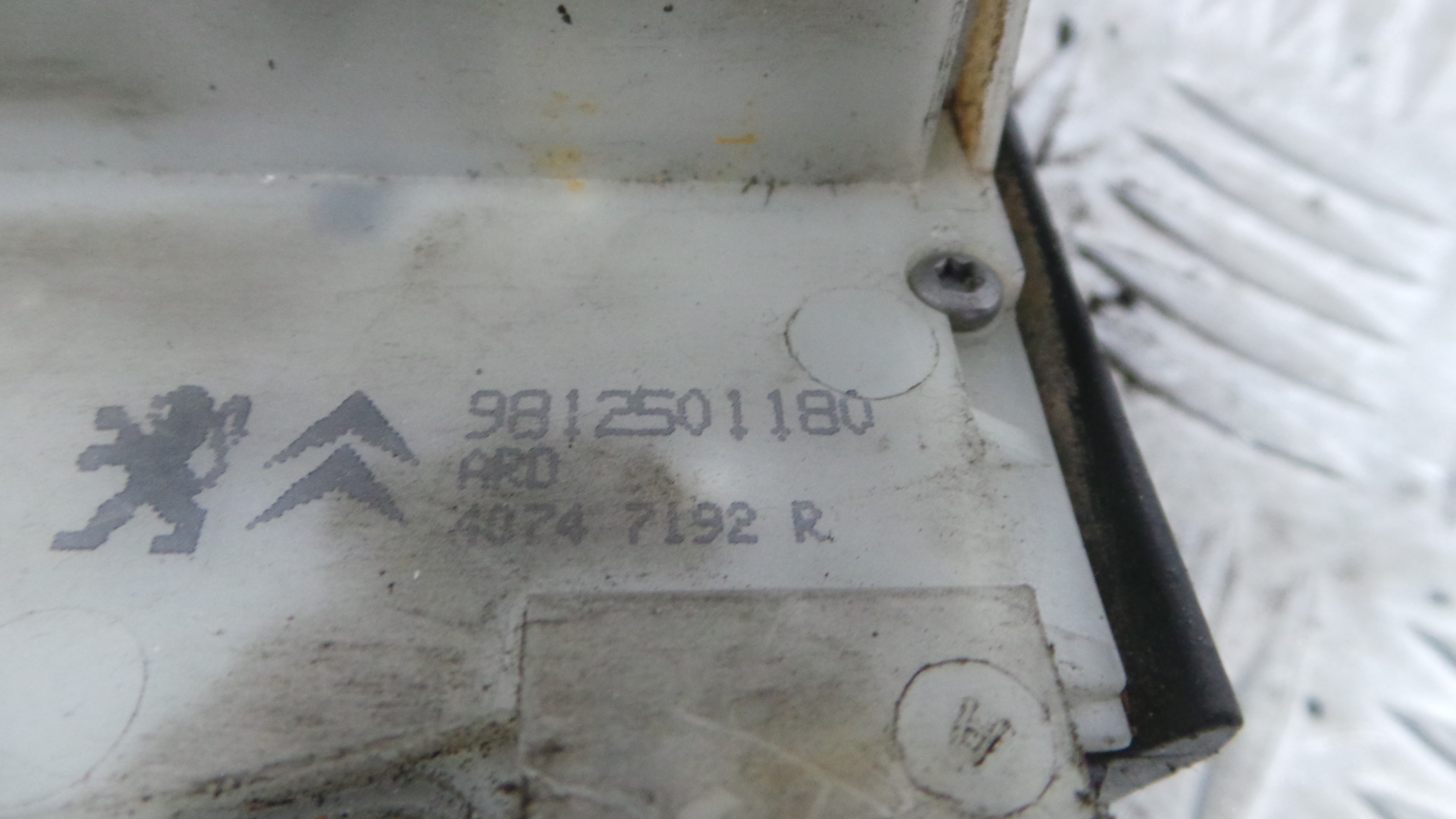 Fecho da Porta Trás Dto 9812501180 - PEUGEOT 208 I (CA_, CC_)-36630181