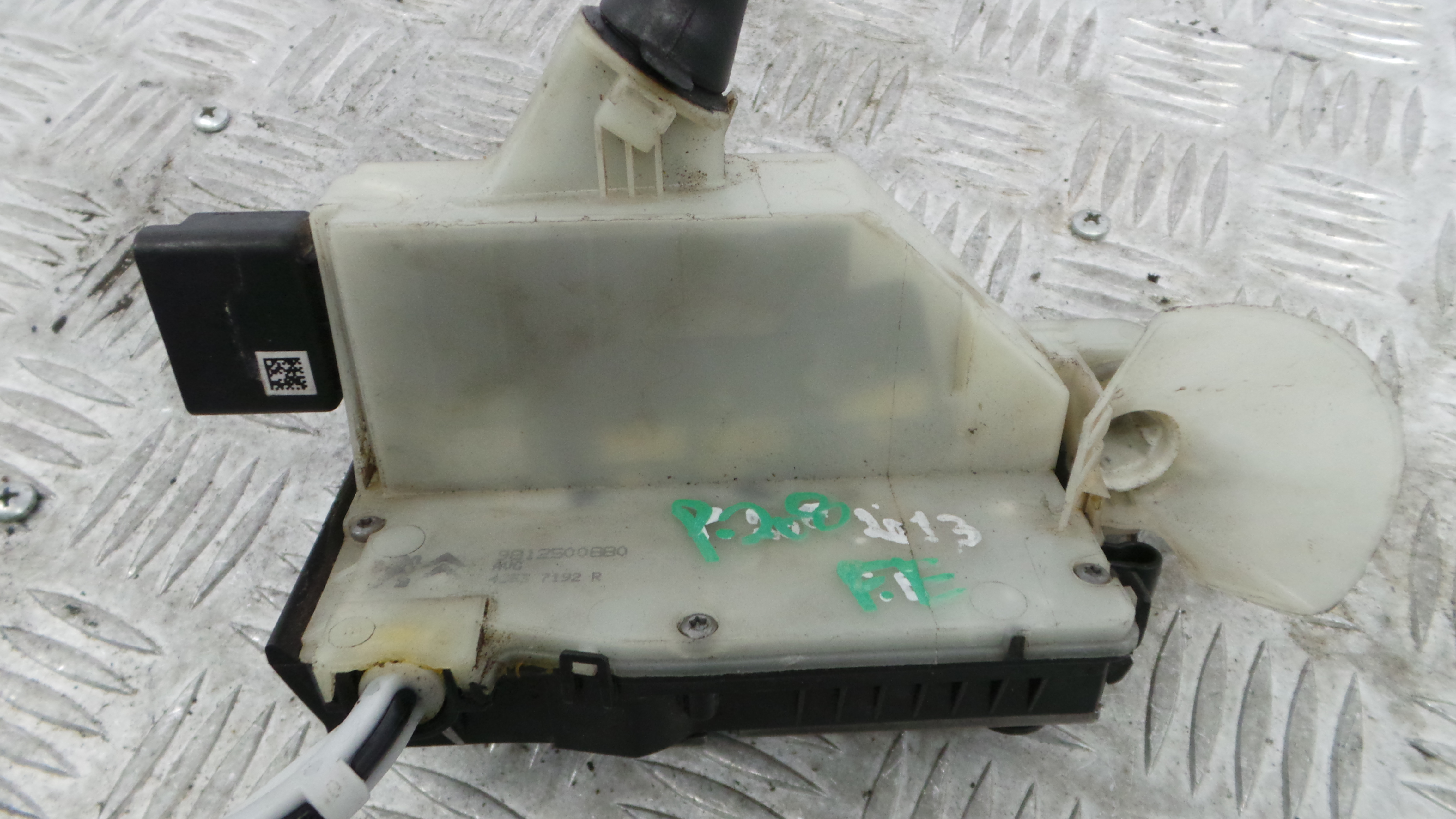 Fecho da Porta Frente Esq 9812500880 - PEUGEOT 208 I (CA_, CC_)-36630274