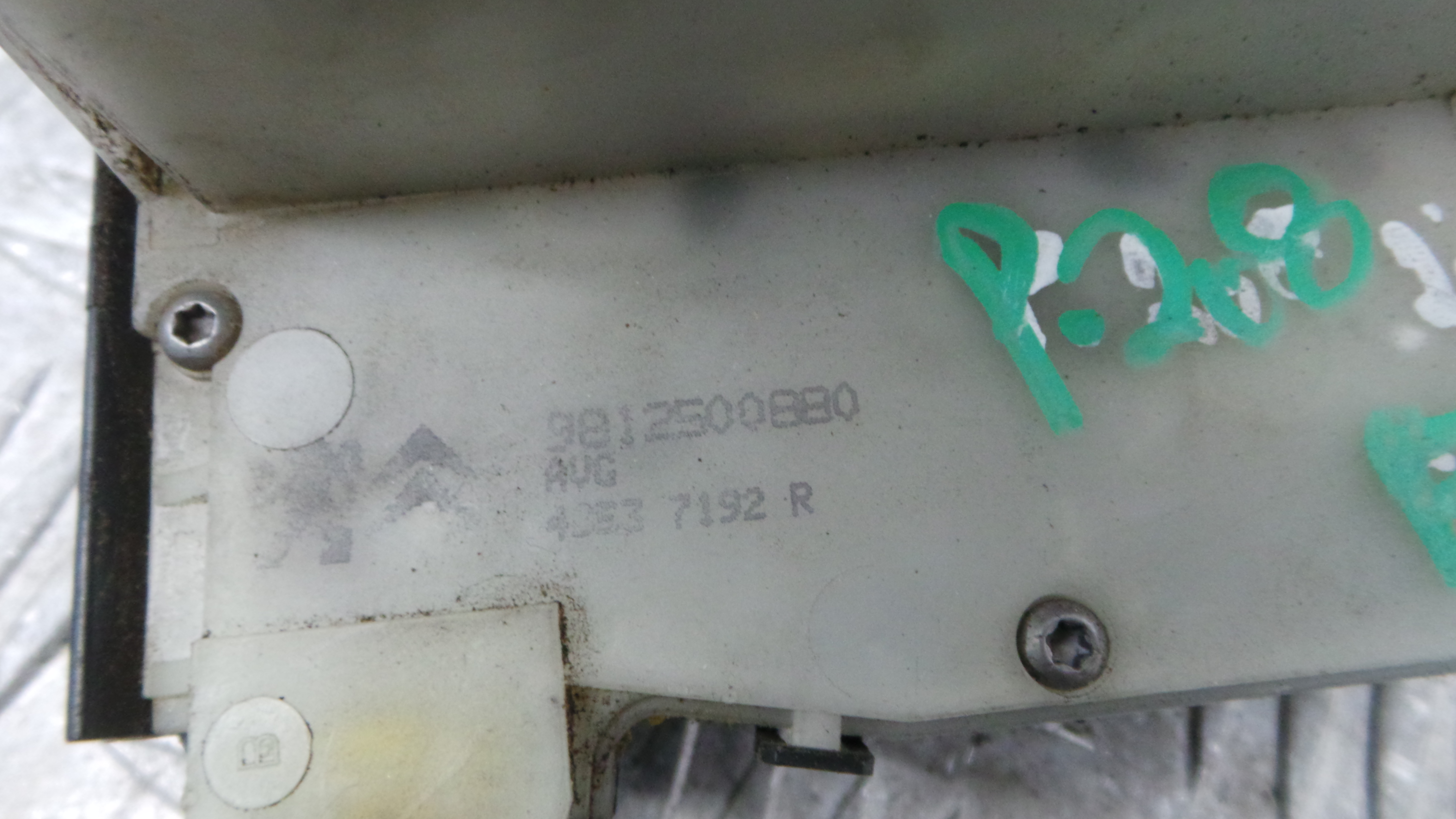 Fecho da Porta Frente Esq 9812500880 - PEUGEOT 208 I (CA_, CC_)-36630274