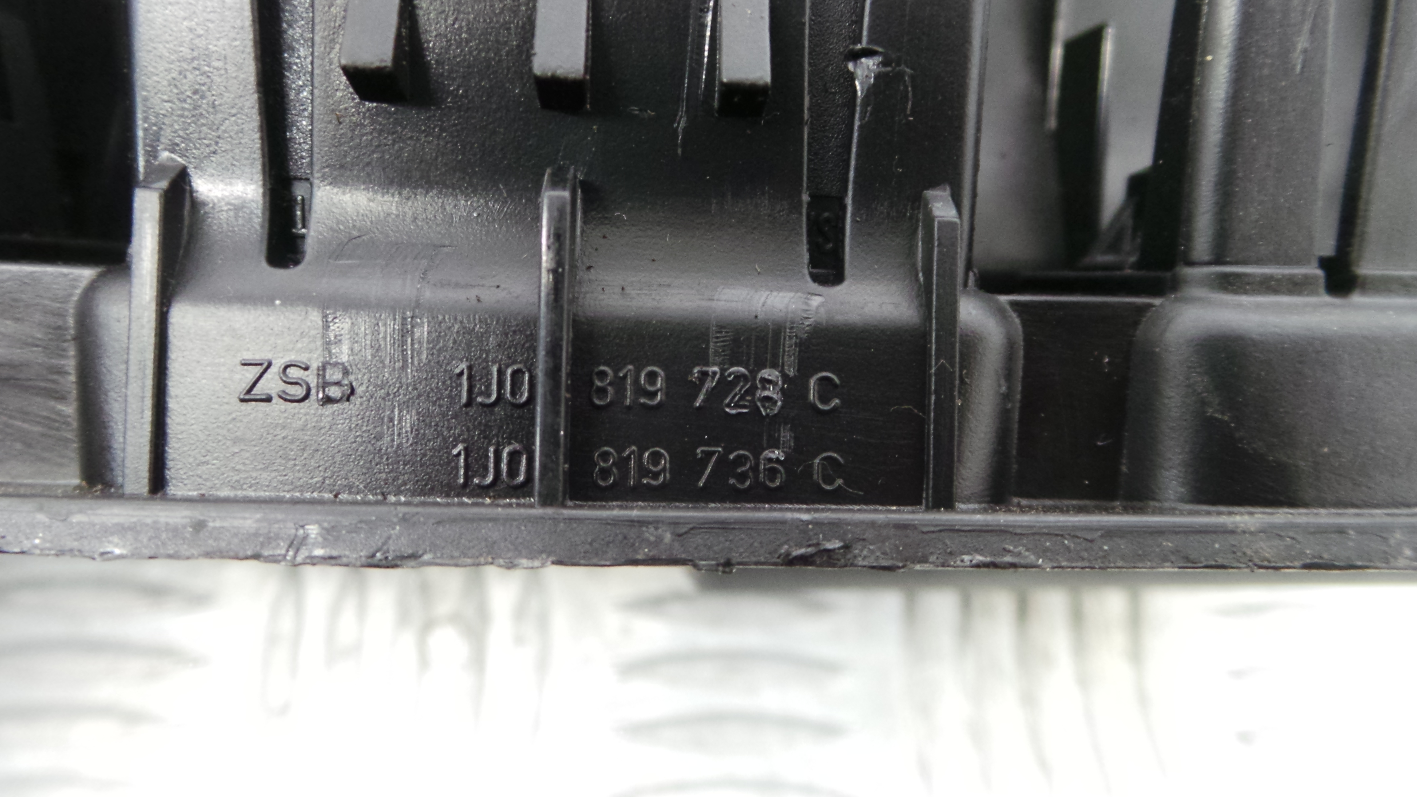 Grelha da Sofagem 1J0819728C - VW GOLF IV (1J1), GOLF Mk IV (1J1)-36636407