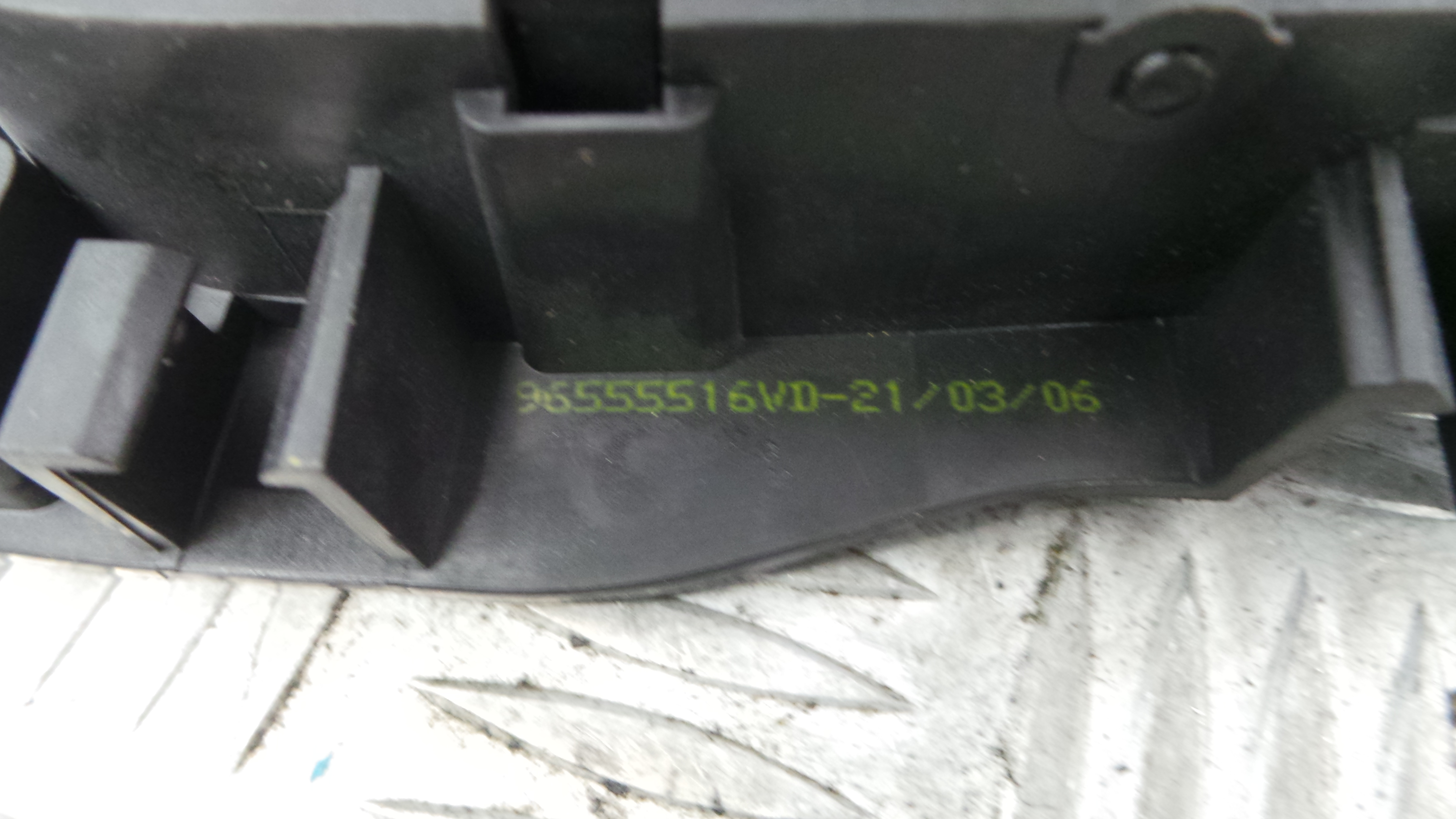 Puxador Interior Frente Direita 96555516VD - PEUGEOT 207 (WA_, WC_), 207/207+ (WA_, WC_)-36640437