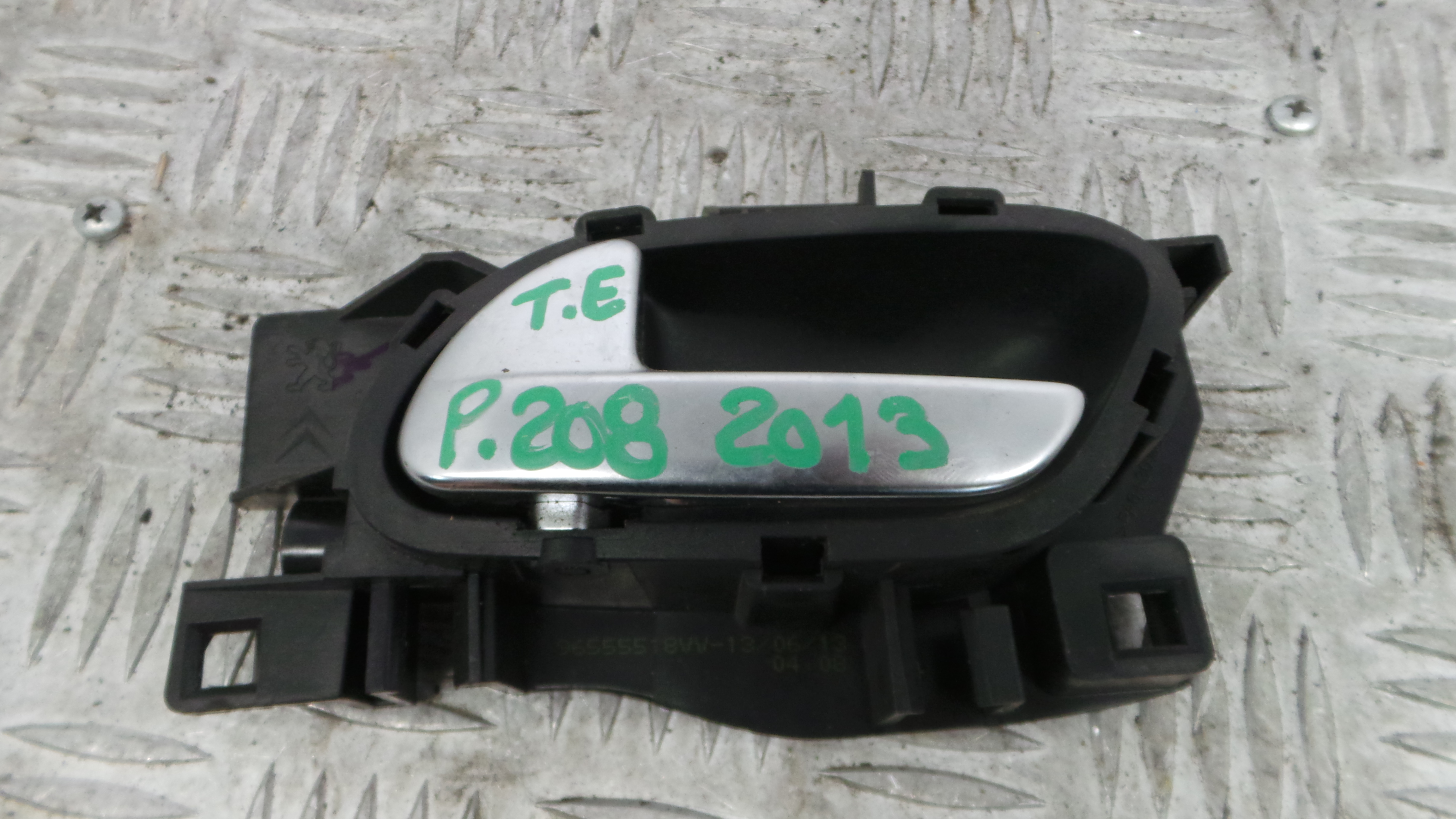 Puxador Interior Traseiro Esquerdo  96555518VV - PEUGEOT 208 I (CA_, CC_)-36640537