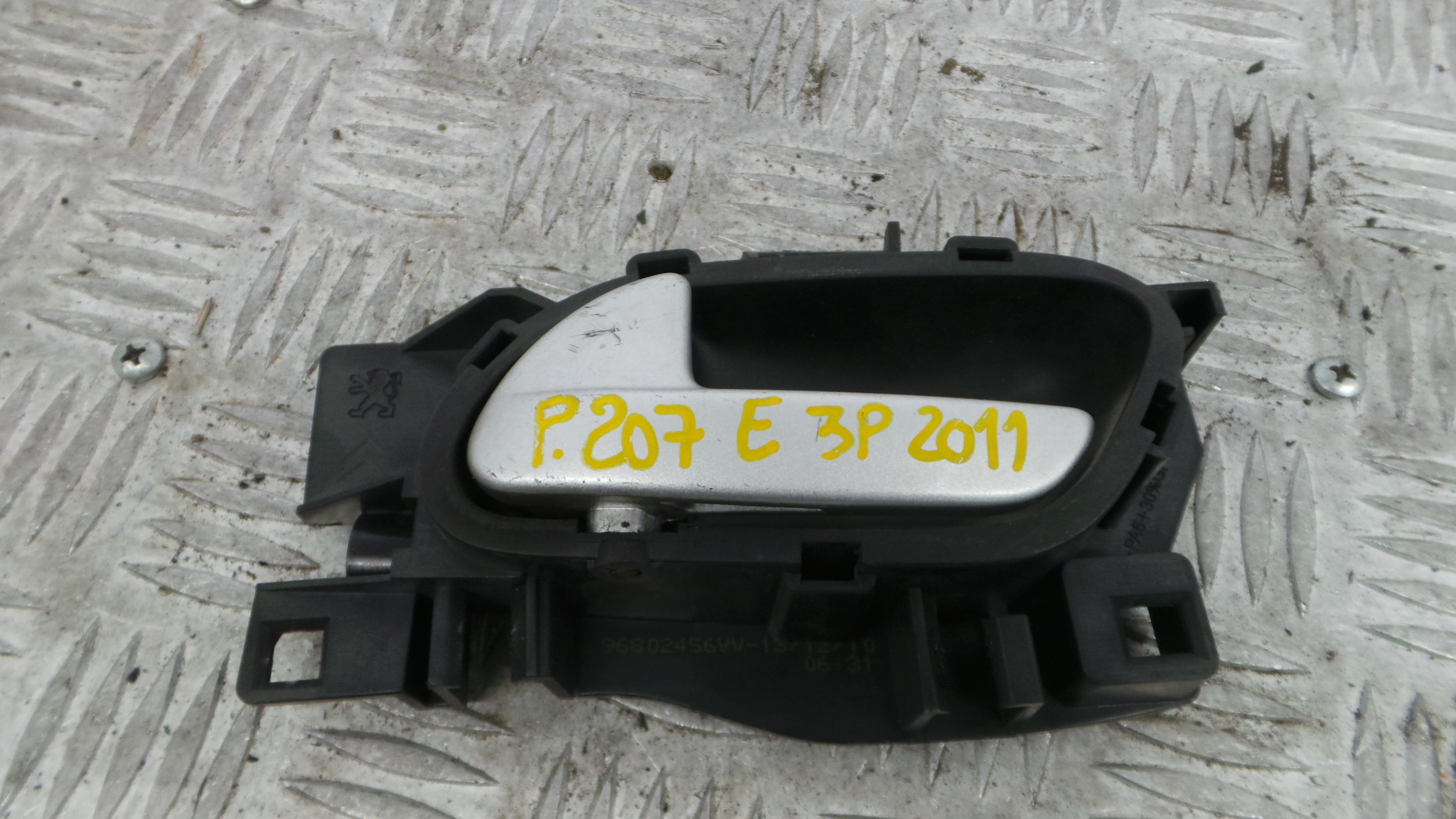 Puxador Interior Frente Esquerdo 96802456VV - PEUGEOT 207 (WA_, WC_), 207/207+ (WA_, WC_)-36640547 Puxador Interior Frente Esquerdo 96802456VV - PEUGEOT 207 (WA_, WC_), 207/207+ (WA_, WC_)-36640547