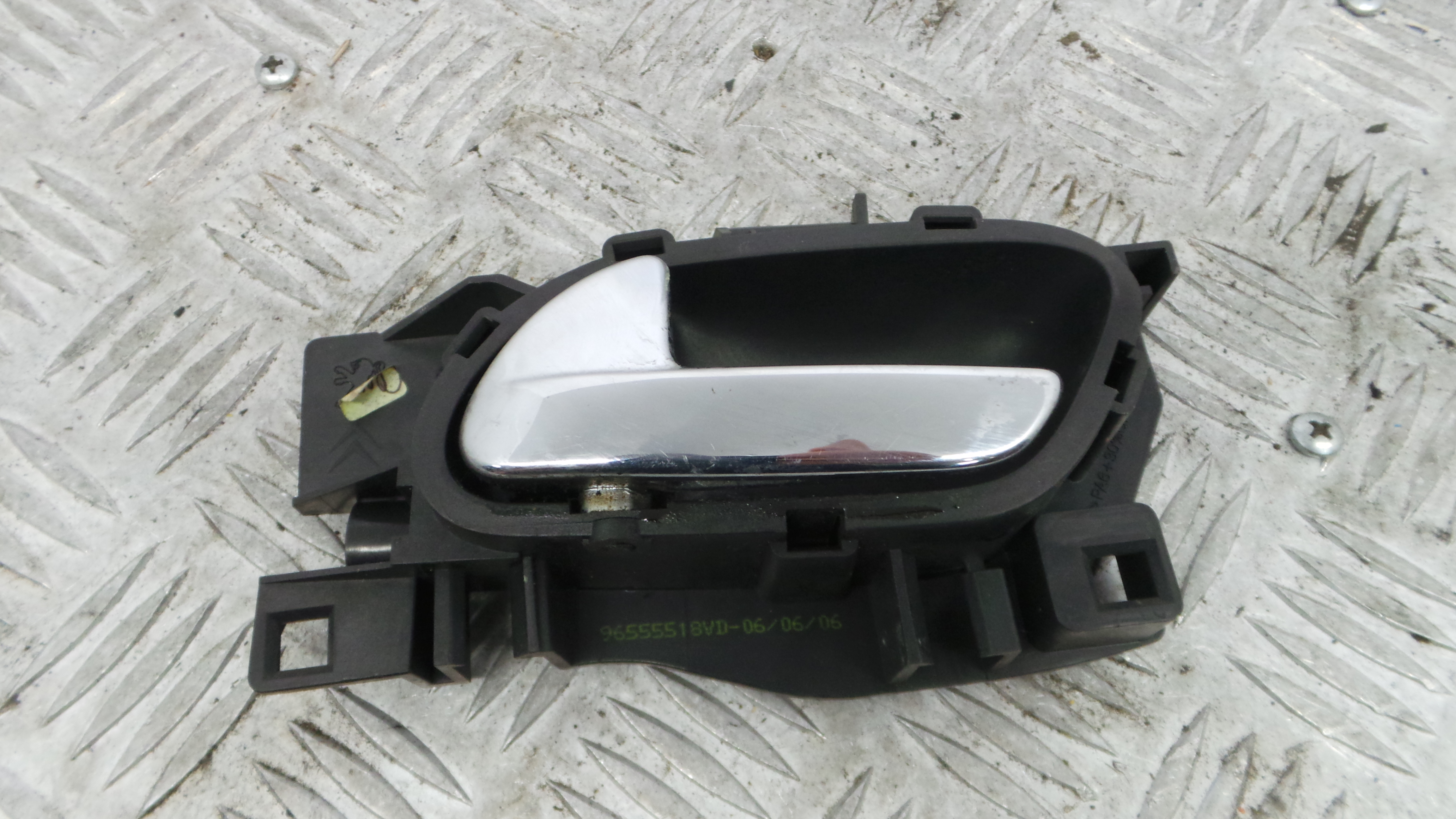 Puxador Interior Frente Esquerdo 96555518VD - PEUGEOT 207 (WA_, WC_), 207/207+ (WA_, WC_)-36640595