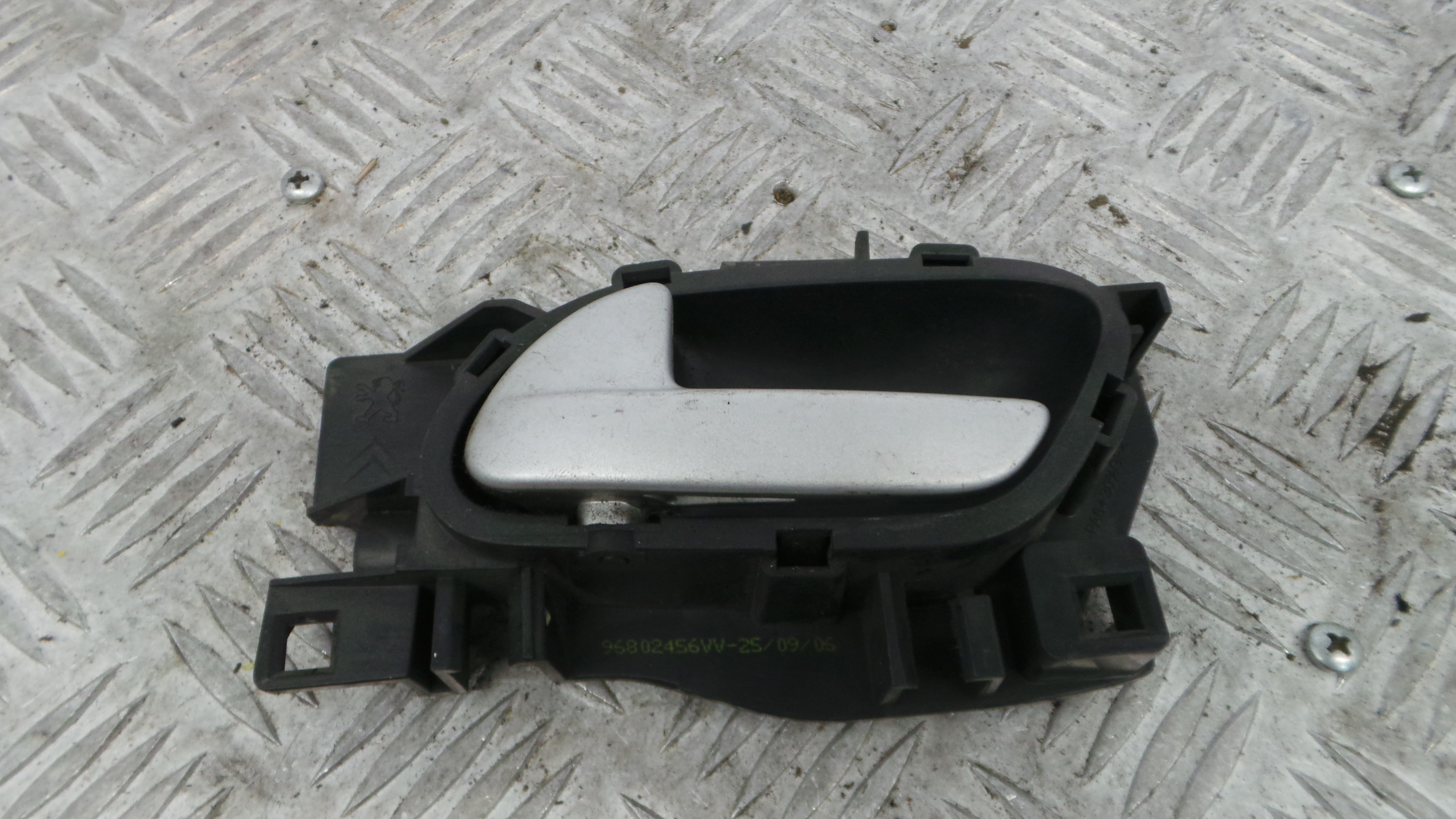 Puxador Interior Frente Esquerdo 96802456VV - PEUGEOT 207 (WA_, WC_), 207/207+ (WA_, WC_)-36640774