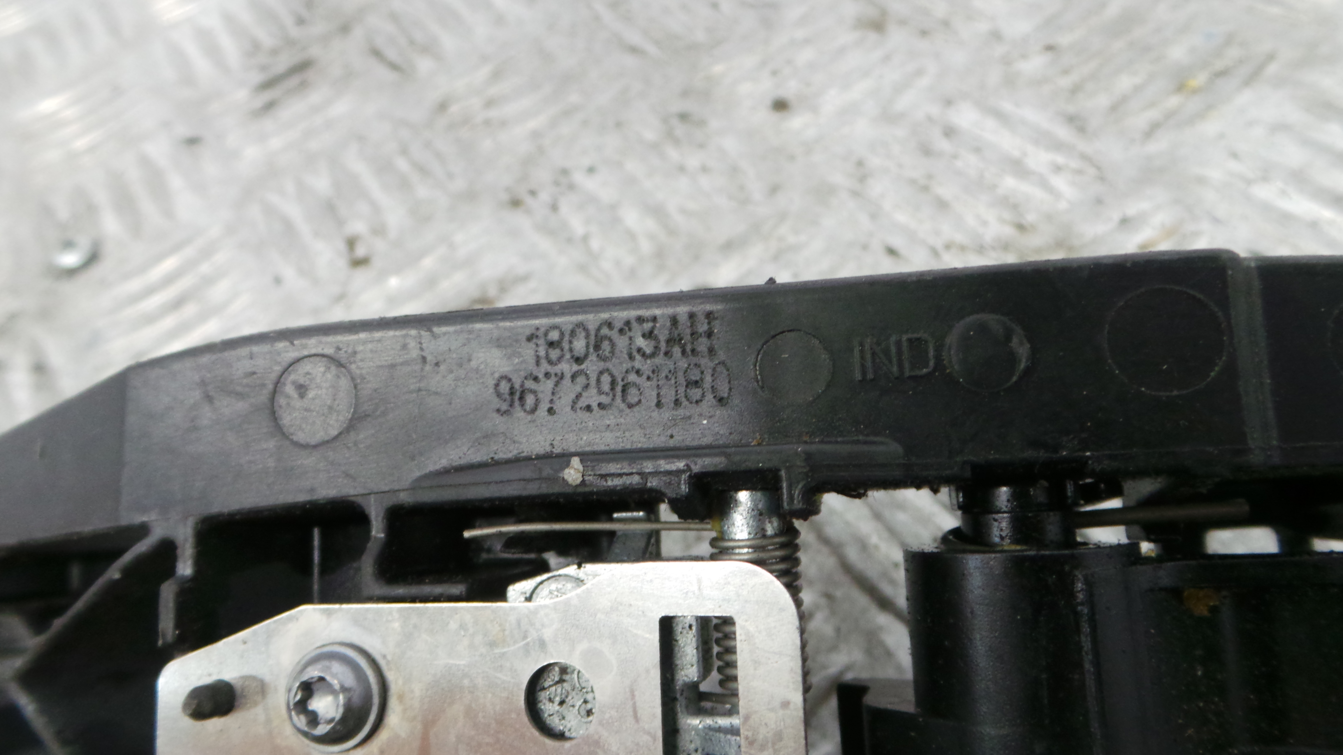 Puxador Exterior Trás esquerdo 9672961180 - PEUGEOT 208 I (CA_, CC_)-36647393