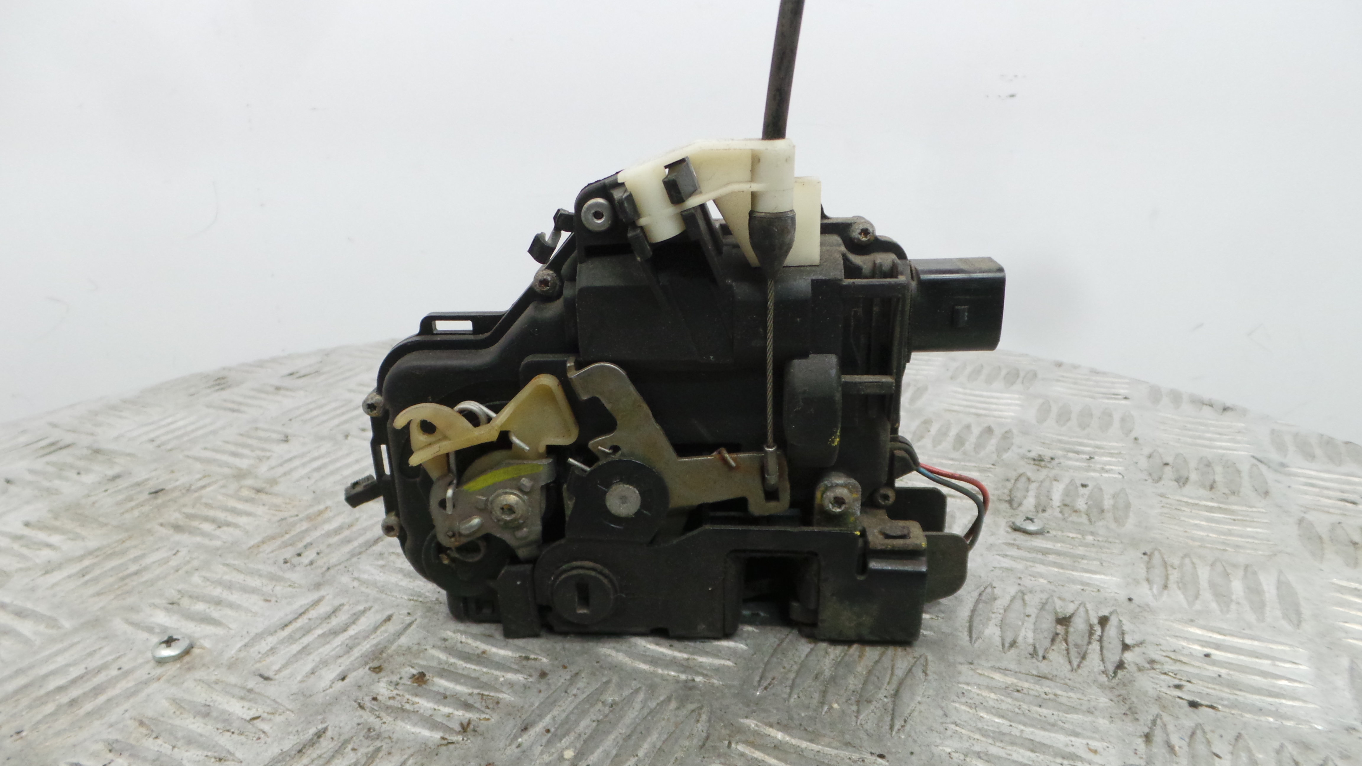 Fecho da Porta Trás Esq 3B4839015A - VW GOLF IV (1J1), GOLF Mk IV (1J1)-36662119