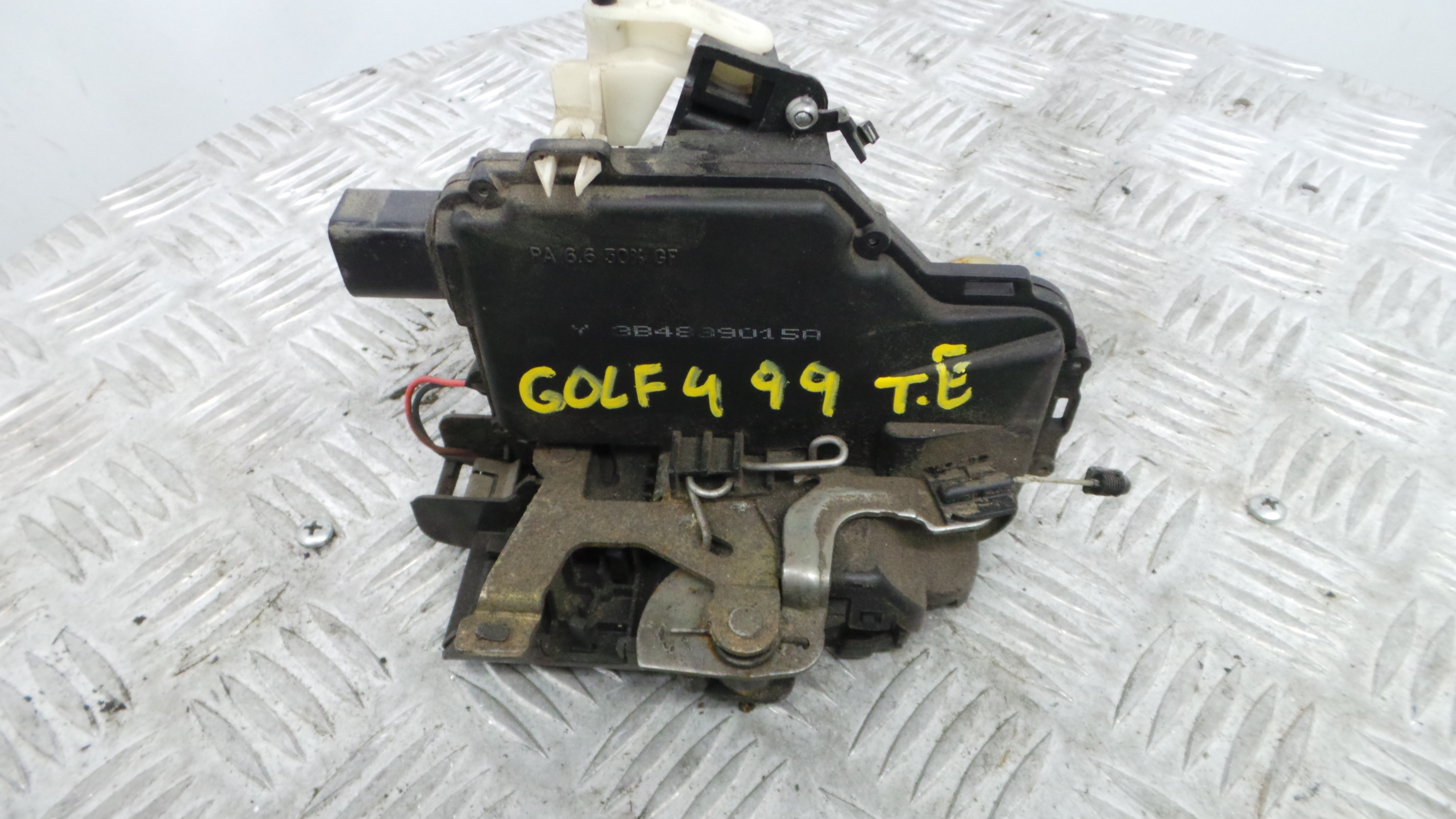 Fecho da Porta Trás Esq 3B4839015A - VW GOLF IV (1J1), GOLF Mk IV (1J1)-36662119