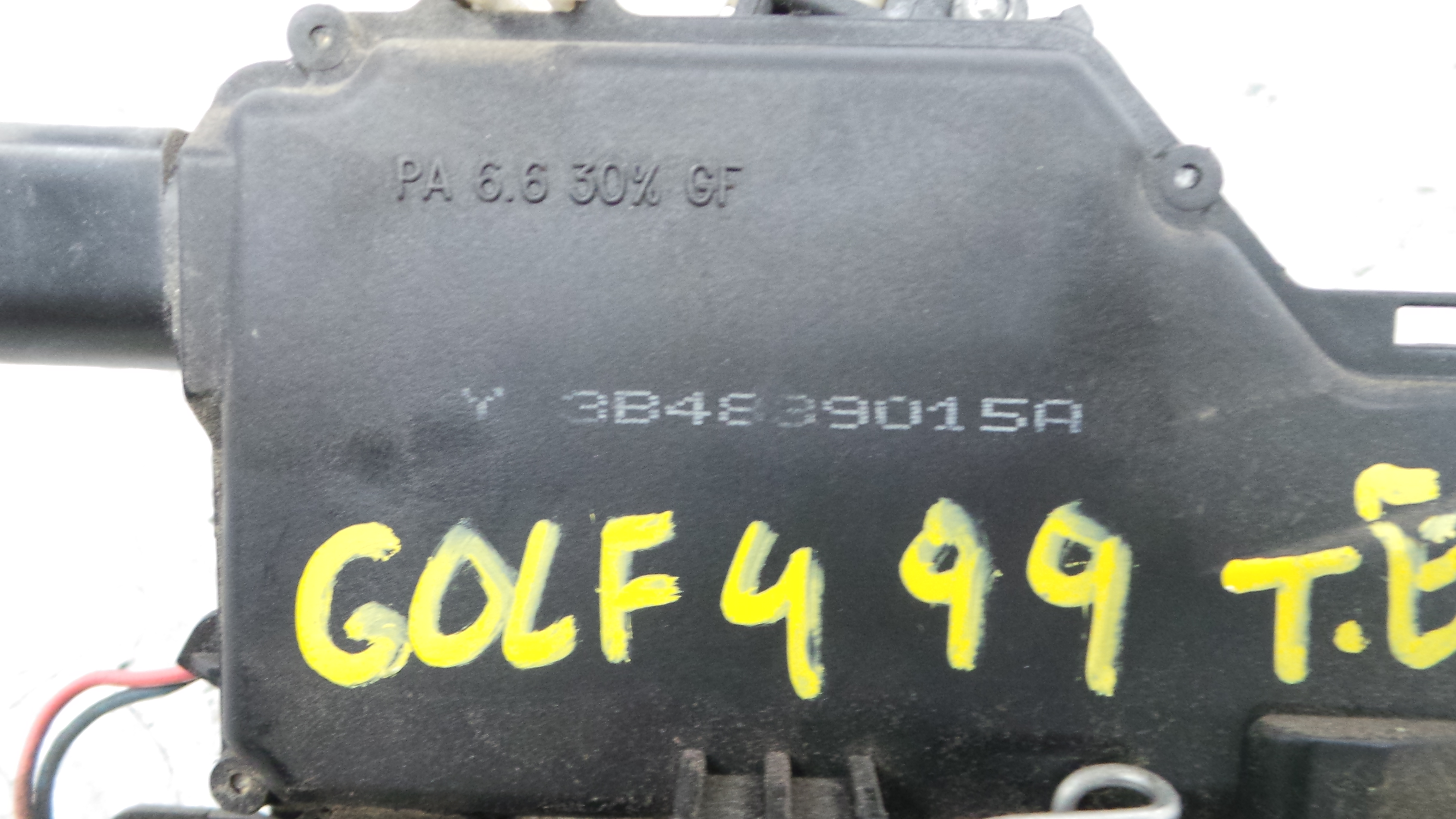 Fecho da Porta Trás Esq 3B4839015A - VW GOLF IV (1J1), GOLF Mk IV (1J1)-36662119