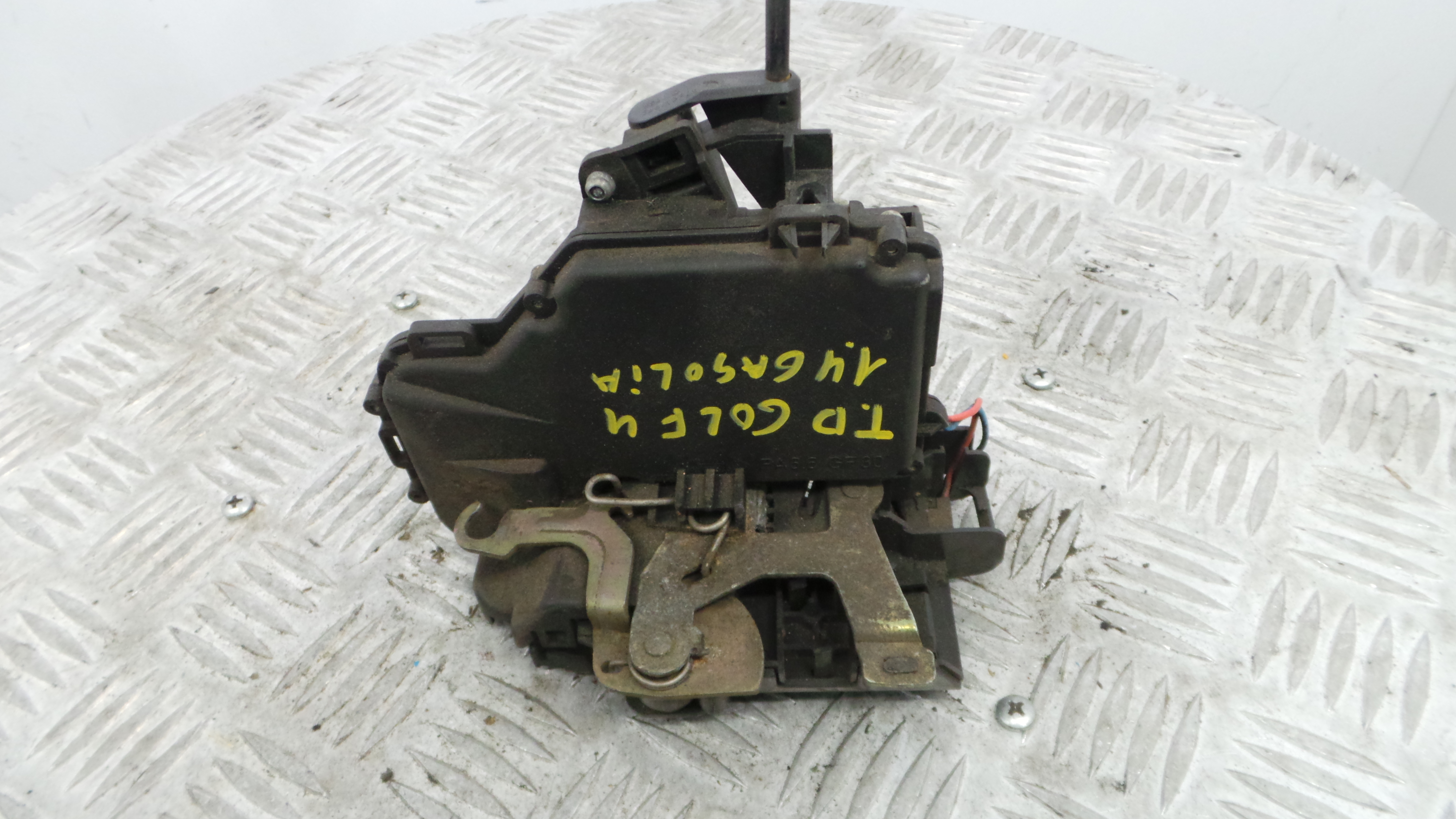 Fecho da Porta Trás Dto 3B4839016A - VW GOLF IV (1J1), GOLF Mk IV (1J1)-36662123