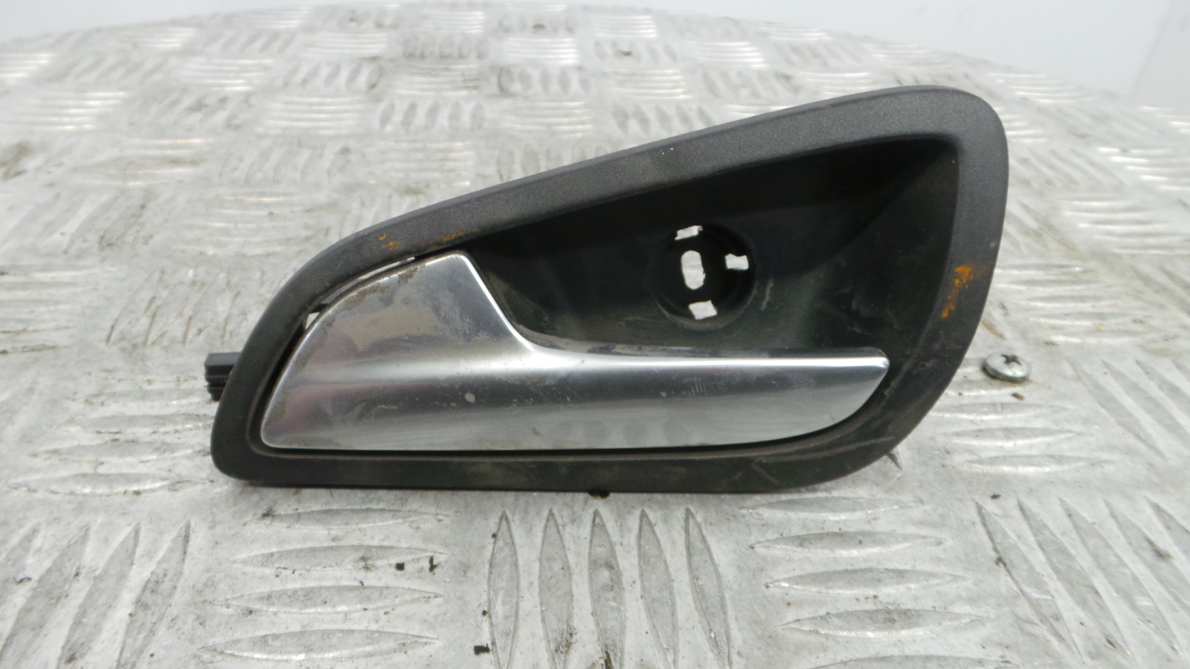 Puxador Interior Traseiro Esquerdo  AM51-U22601-BDW - FORD FOCUS III Turnier-36675965