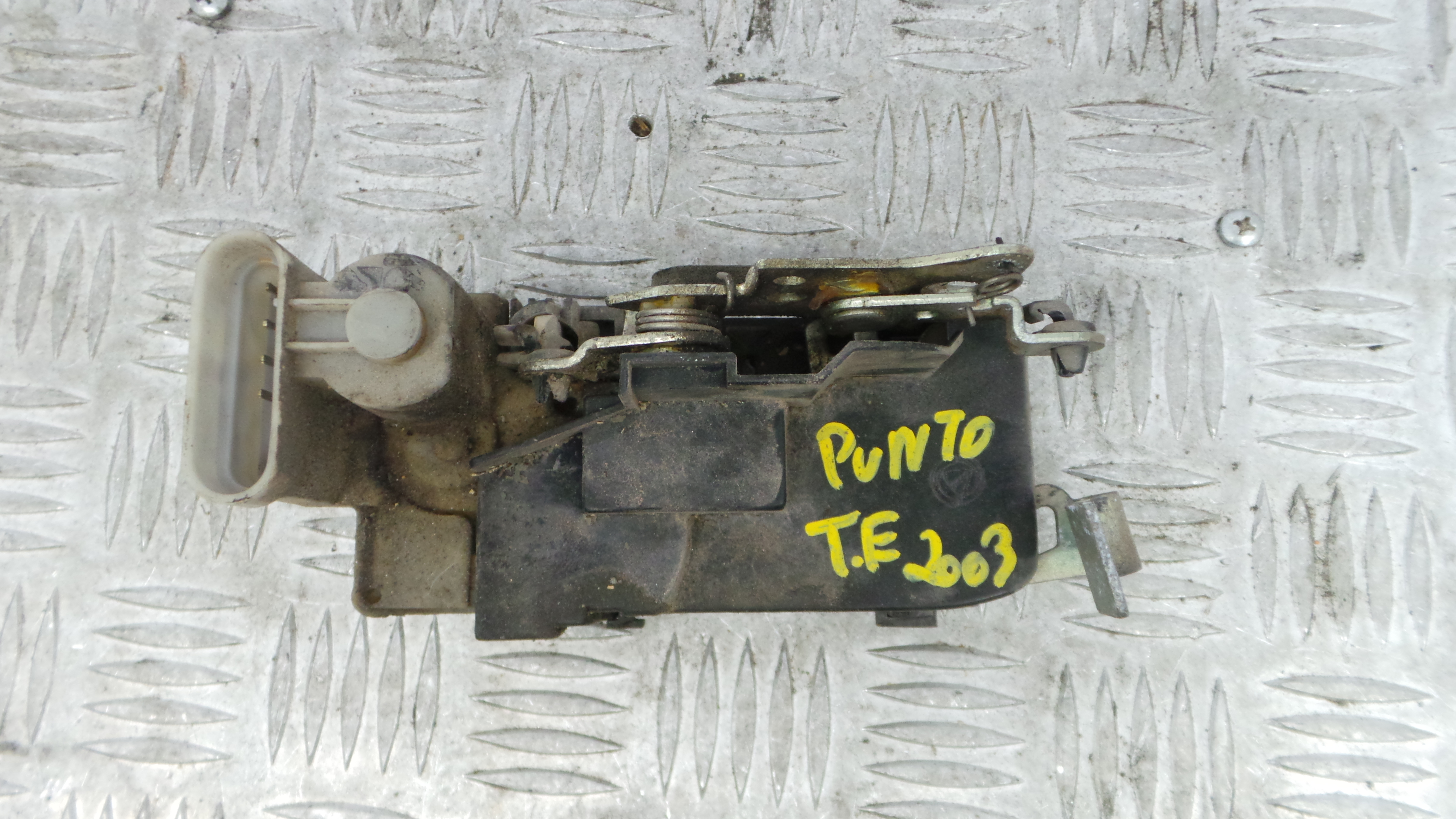 Fecho da Porta Trás Esq 46536068 - FIAT PUNTO (188_)-36691865
