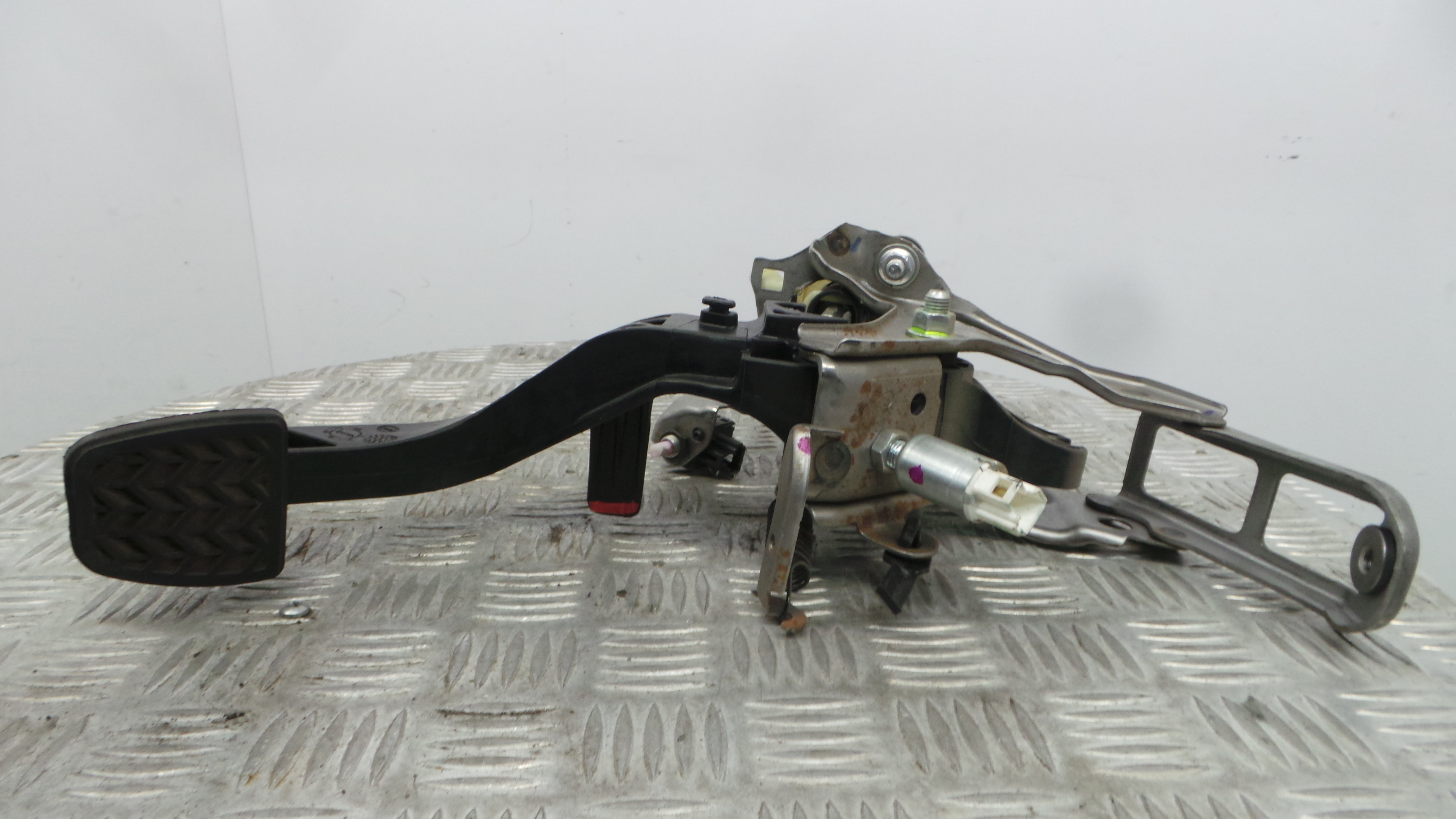 Pedal de Embraiagem  - TOYOTA YARIS (_P15_)-36711109