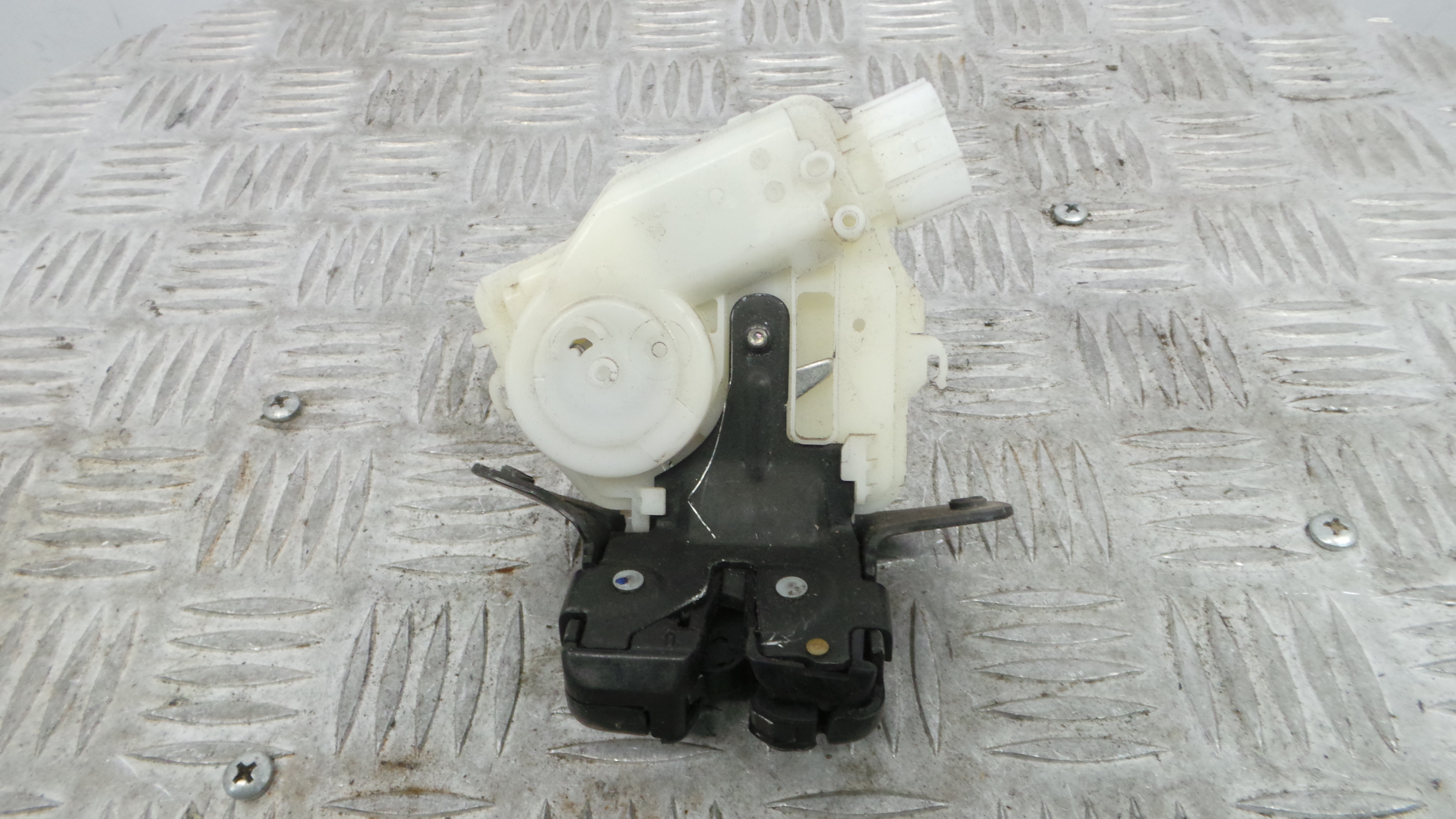 Fecho Mala  69350-02090 - TOYOTA YARIS (_P15_)-36711636