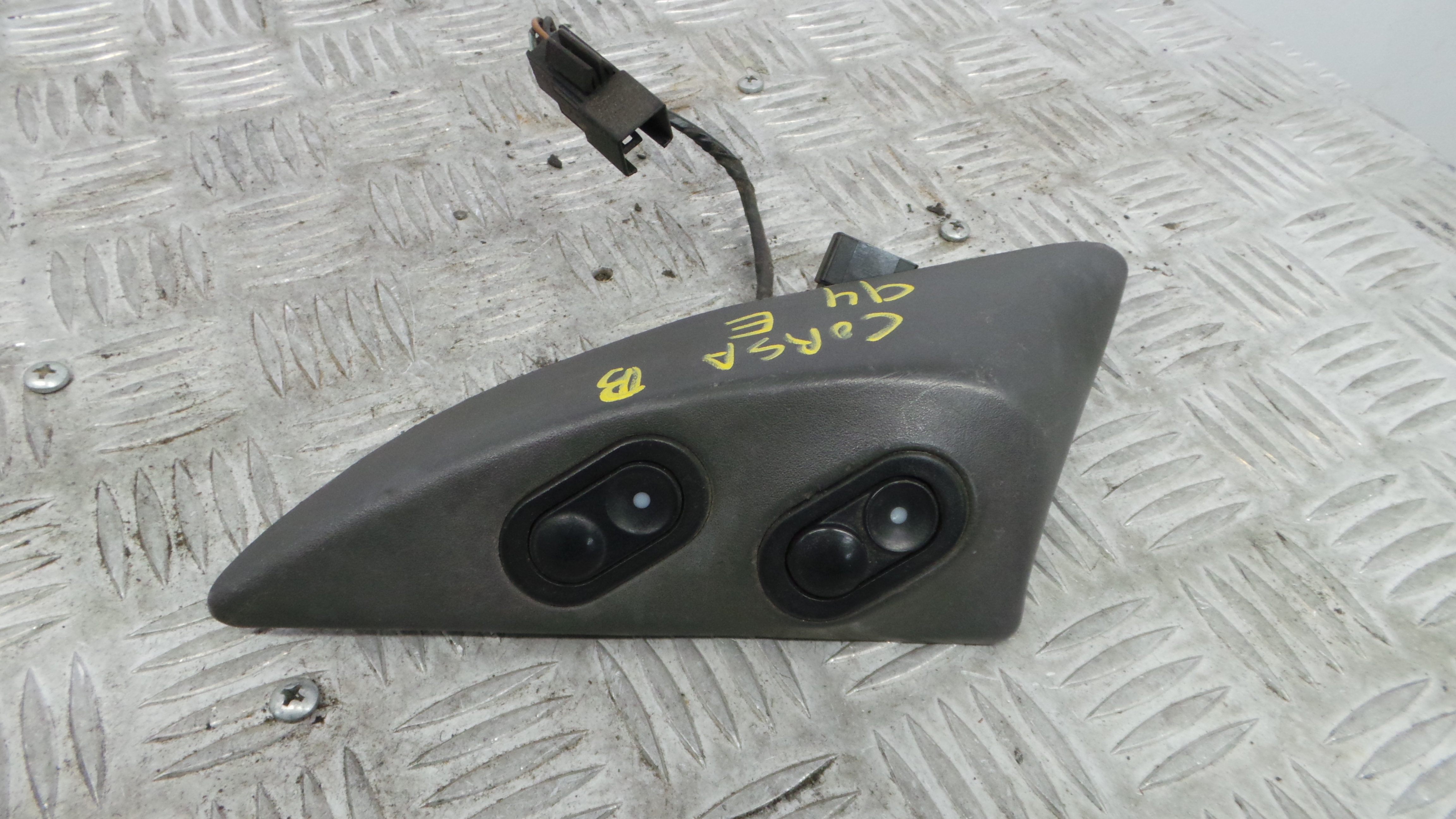 Interruptor / Comando Elevador Vidro Frente Esq  90482477 - OPEL CORSA B (S93)-36711802