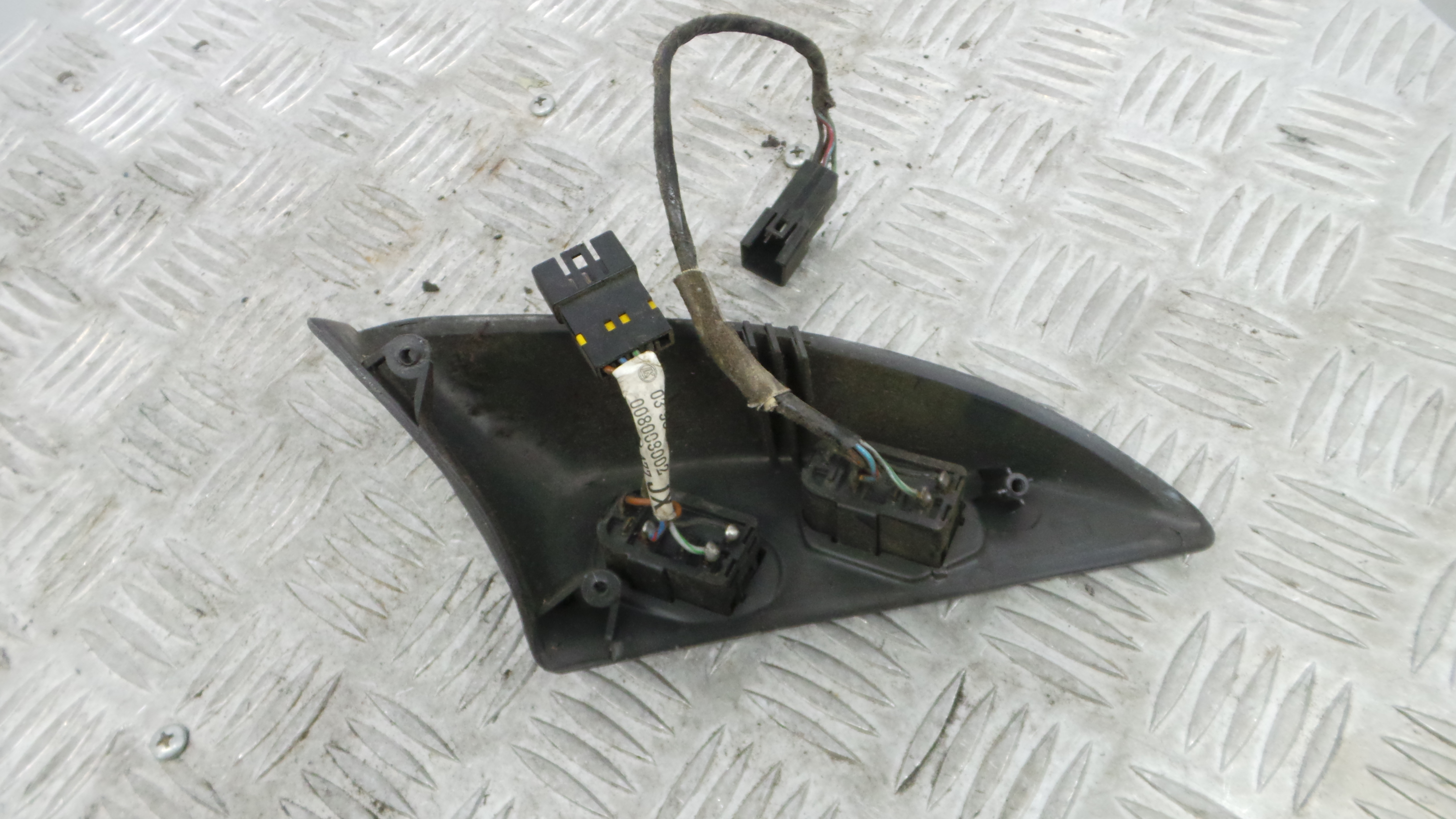 Interruptor / Comando Elevador Vidro Frente Esq  90482477 - OPEL CORSA B (S93)-36711802