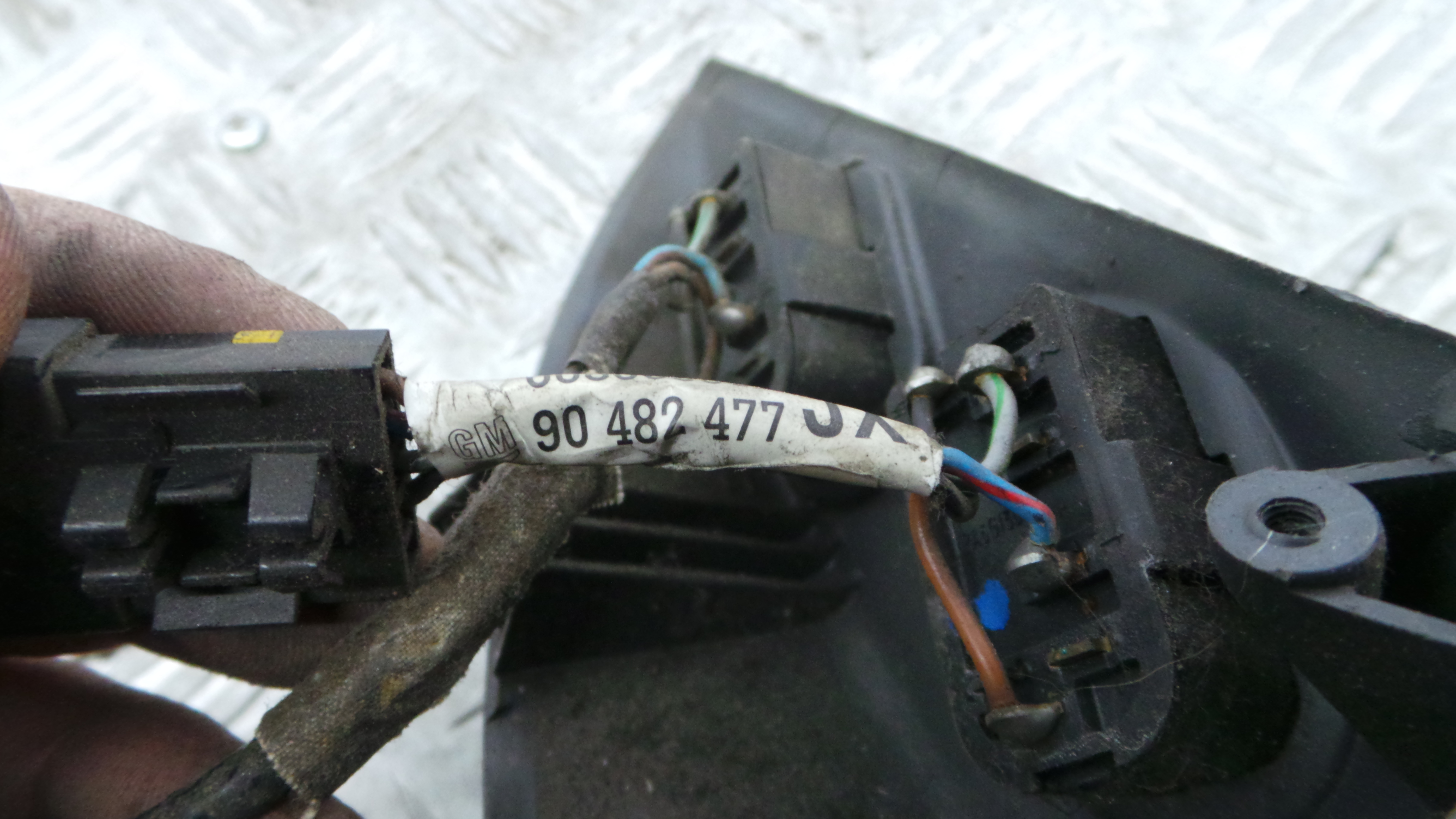 Interruptor / Comando Elevador Vidro Frente Esq  90482477 - OPEL CORSA B (S93)-36711802