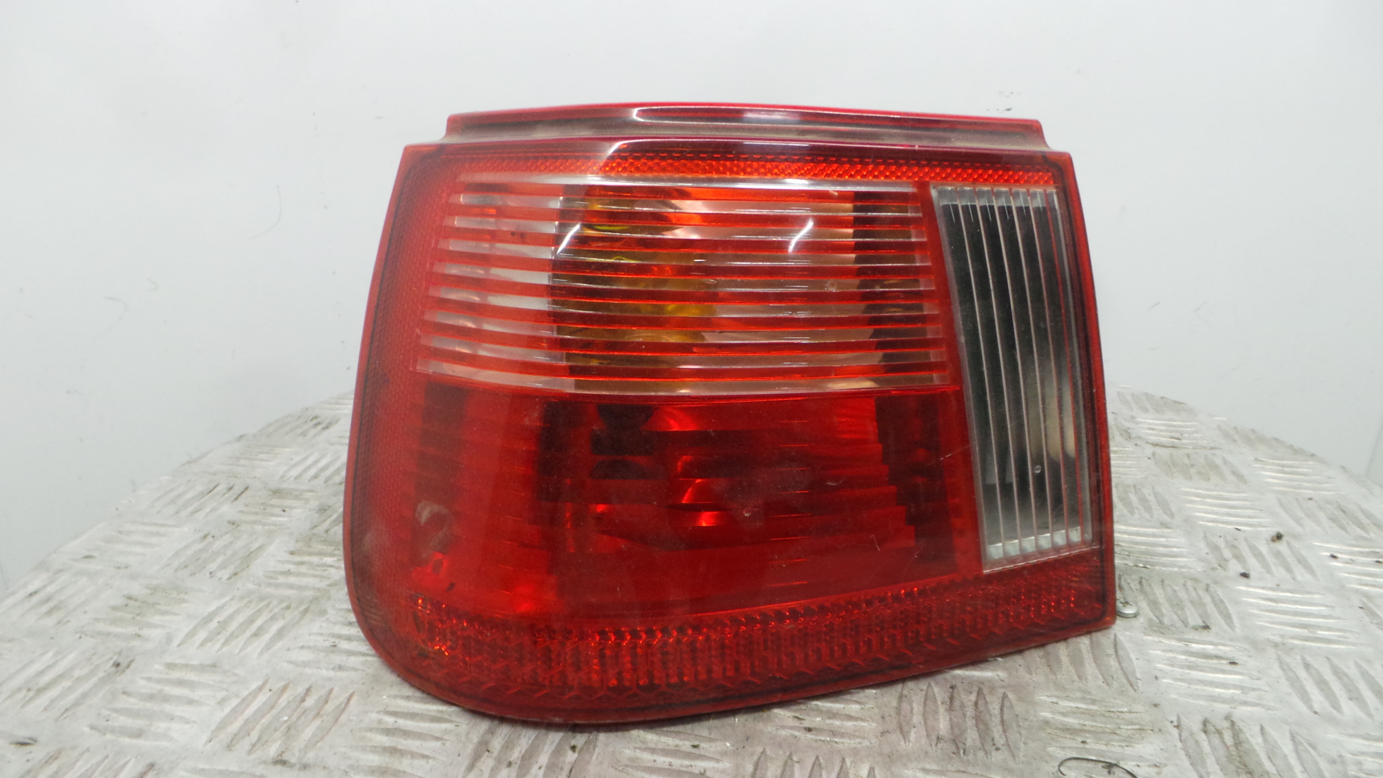 Farolim Stop Esq 6K6945111G - SEAT IBIZA II (6K1), IBIZA Mk II (6K1)-36712904
